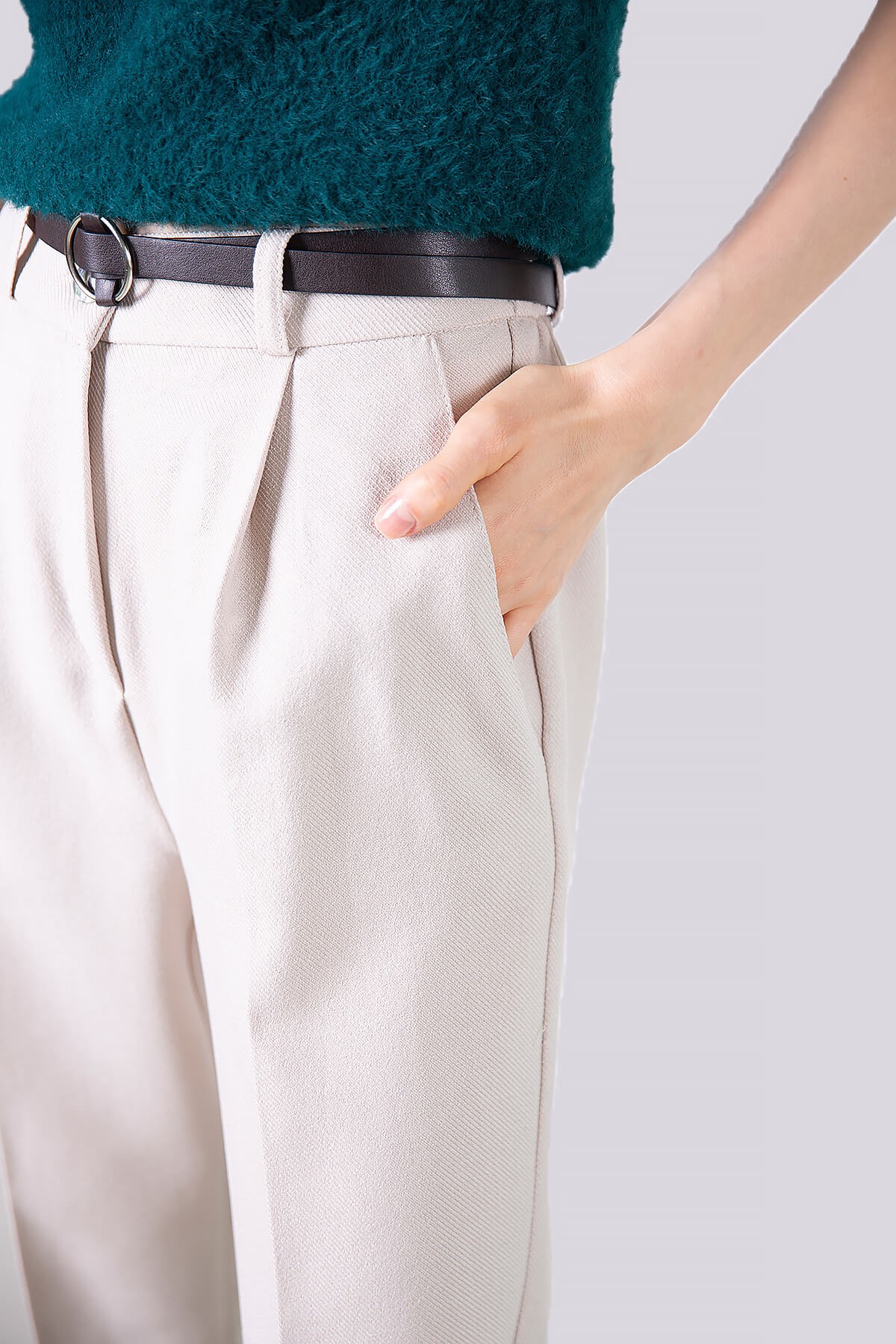 Yüksek bel kemerli havuç kumaş pantolon - krem rengi ve diğer Pantolon modellerimiz için online alışveriş mağazamızı ziyaret edin. 