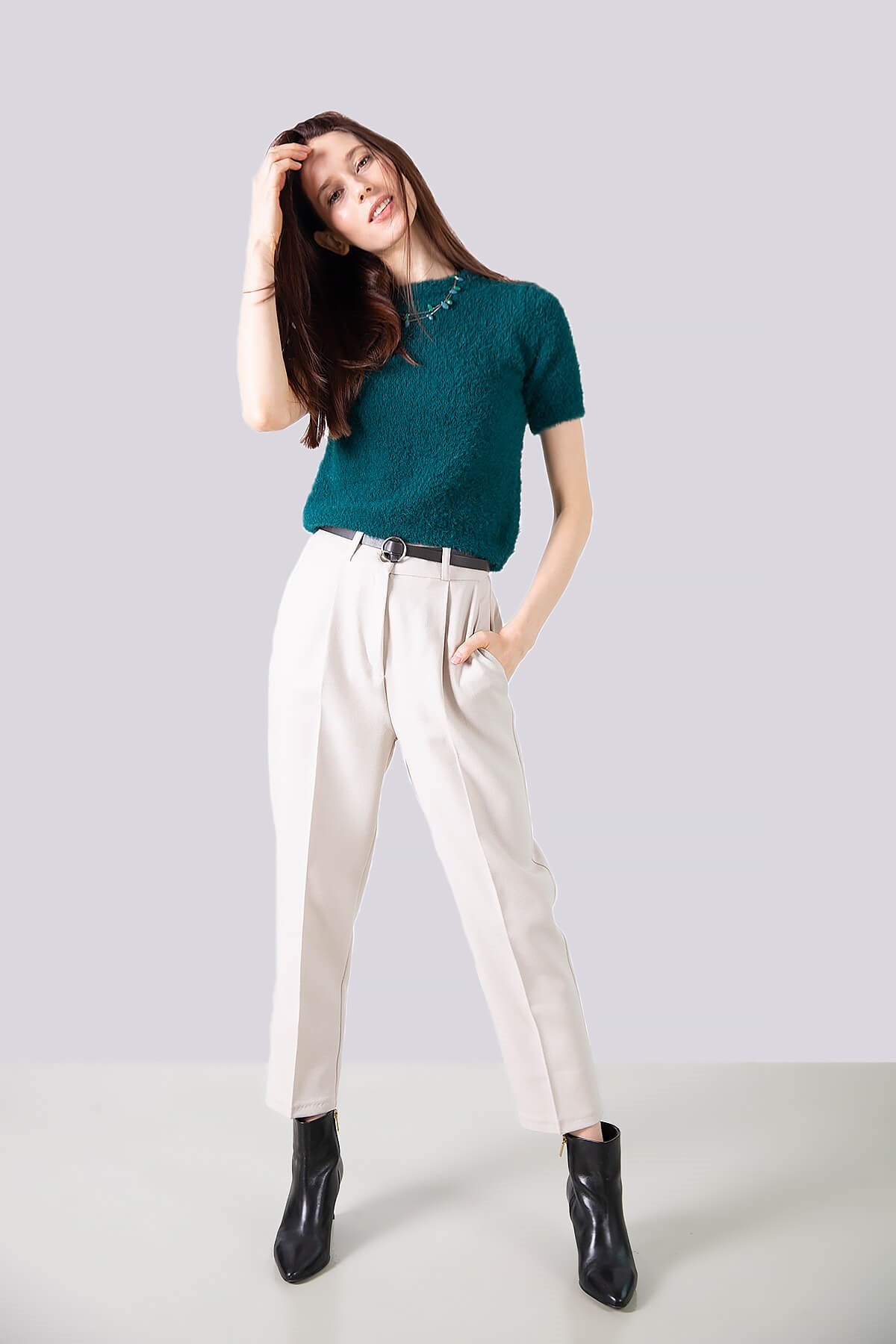 Yüksek bel kemerli havuç kumaş pantolon - krem rengi ve diğer Pantolon modellerimiz için online alışveriş mağazamızı ziyaret edin. 