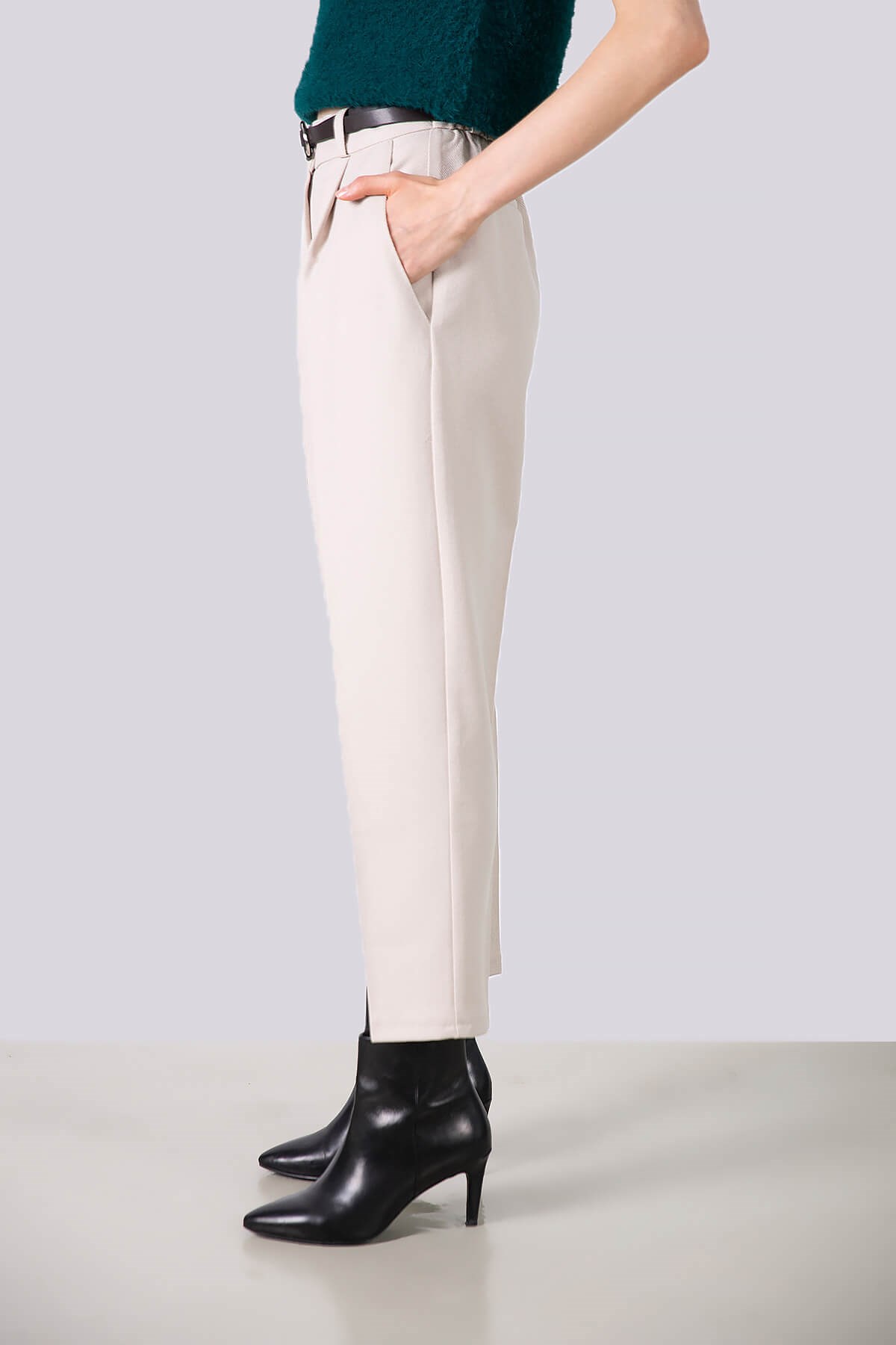 Yüksek bel kemerli havuç kumaş pantolon - krem rengi ve diğer Pantolon modellerimiz için online alışveriş mağazamızı ziyaret edin. 