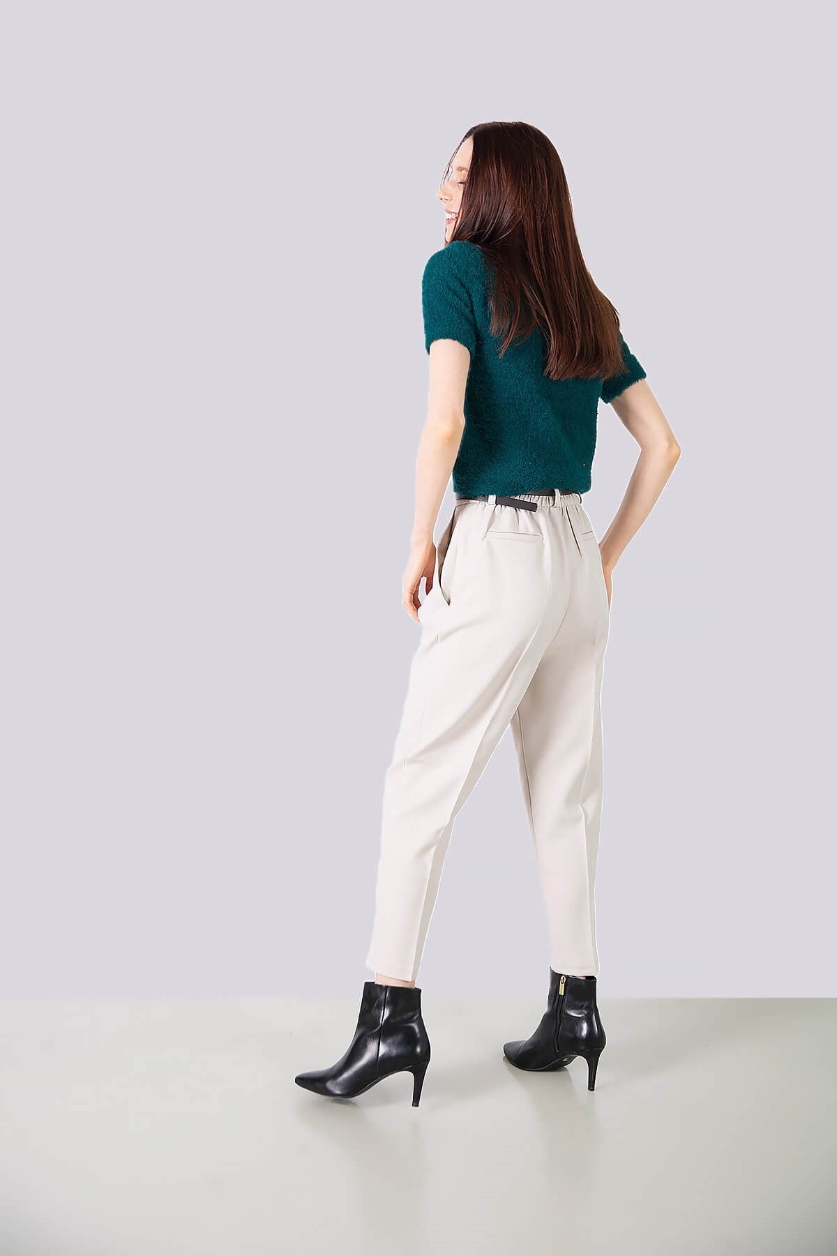 Yüksek bel kemerli havuç kumaş pantolon - krem rengi ve diğer Pantolon modellerimiz için online alışveriş mağazamızı ziyaret edin. 