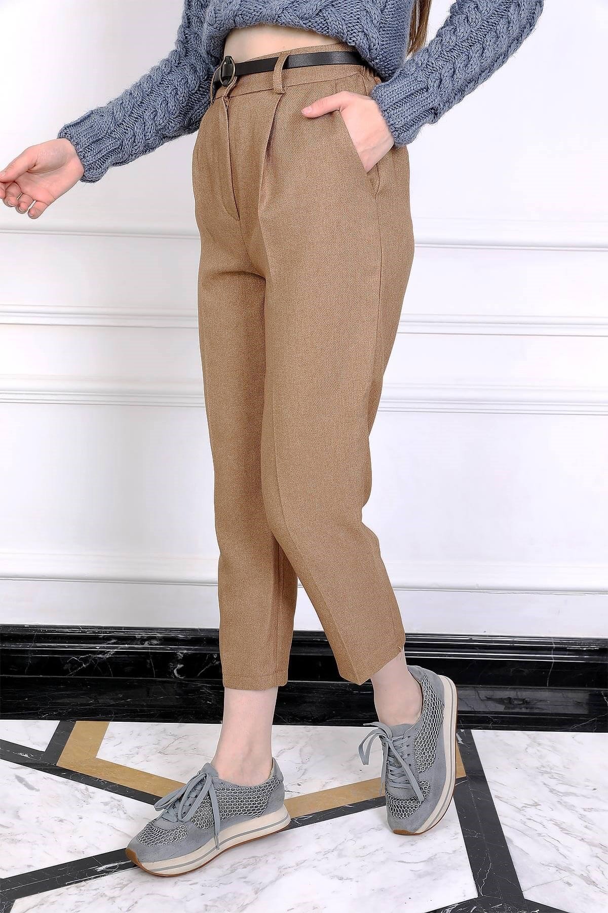 Yüksek bel kendinden kemerli havuç kumaş pantolon - Kahverengi ve diğer Pantolon modellerimiz için online alışveriş mağazamızı ziyaret edin. 