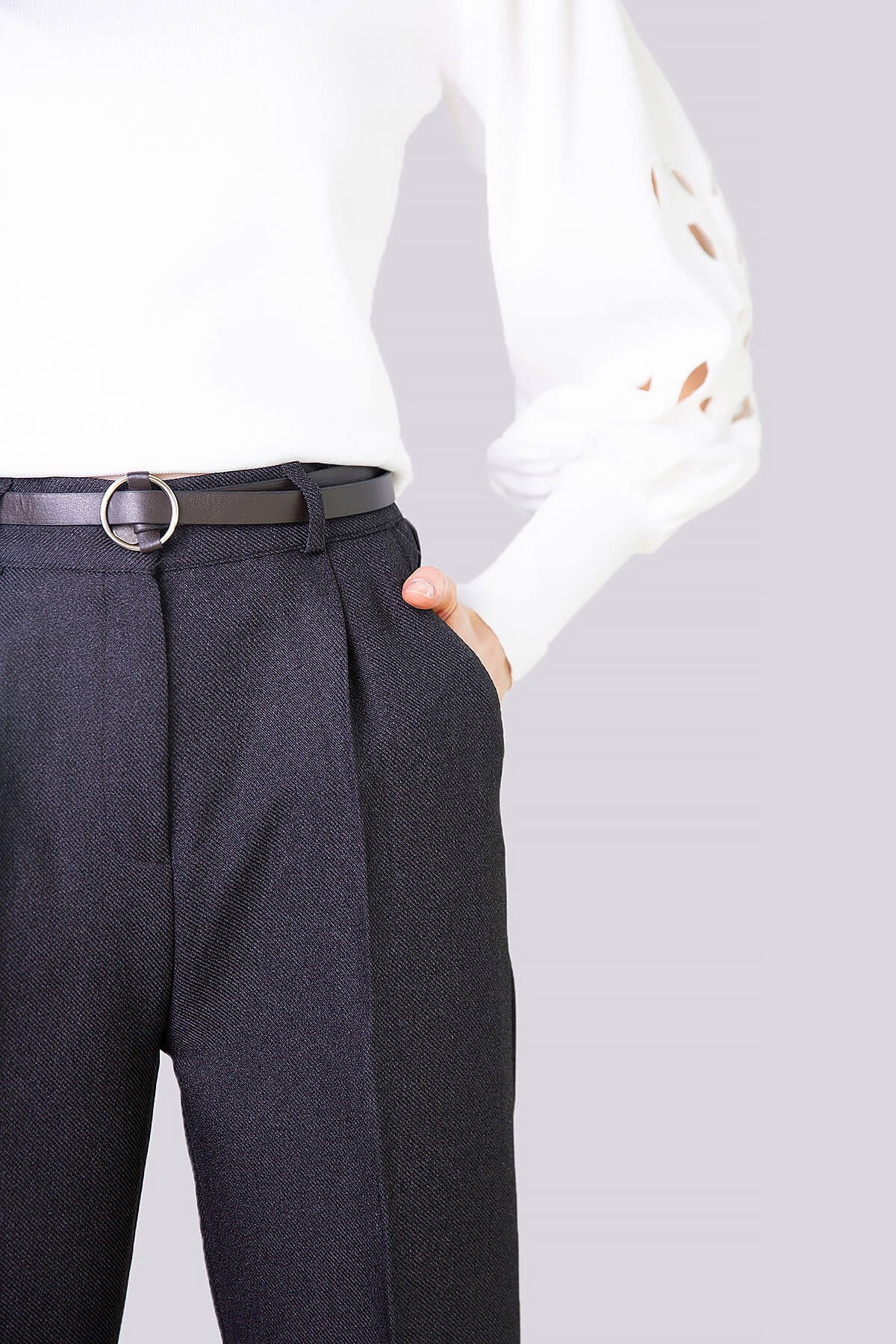 Yüksek bel kendinden kemerli havuç kumaş pantolon - Siyah ve diğer Pantolon modellerimiz için online alışveriş mağazamızı ziyaret edin. 