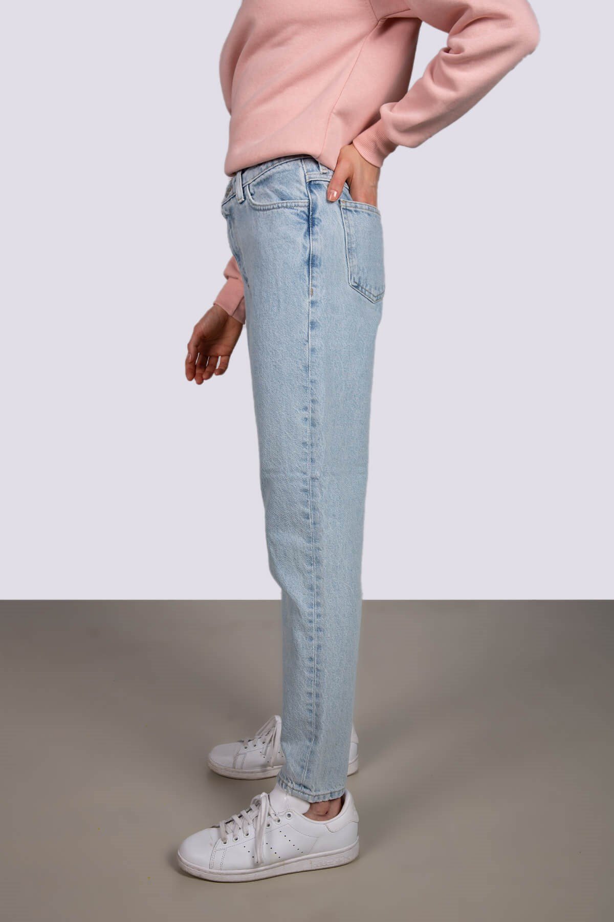 Yüksek bel mom jeans açık mavi kot ve diğer Pantolon modellerimiz için online alışveriş mağazamızı ziyaret edin. 