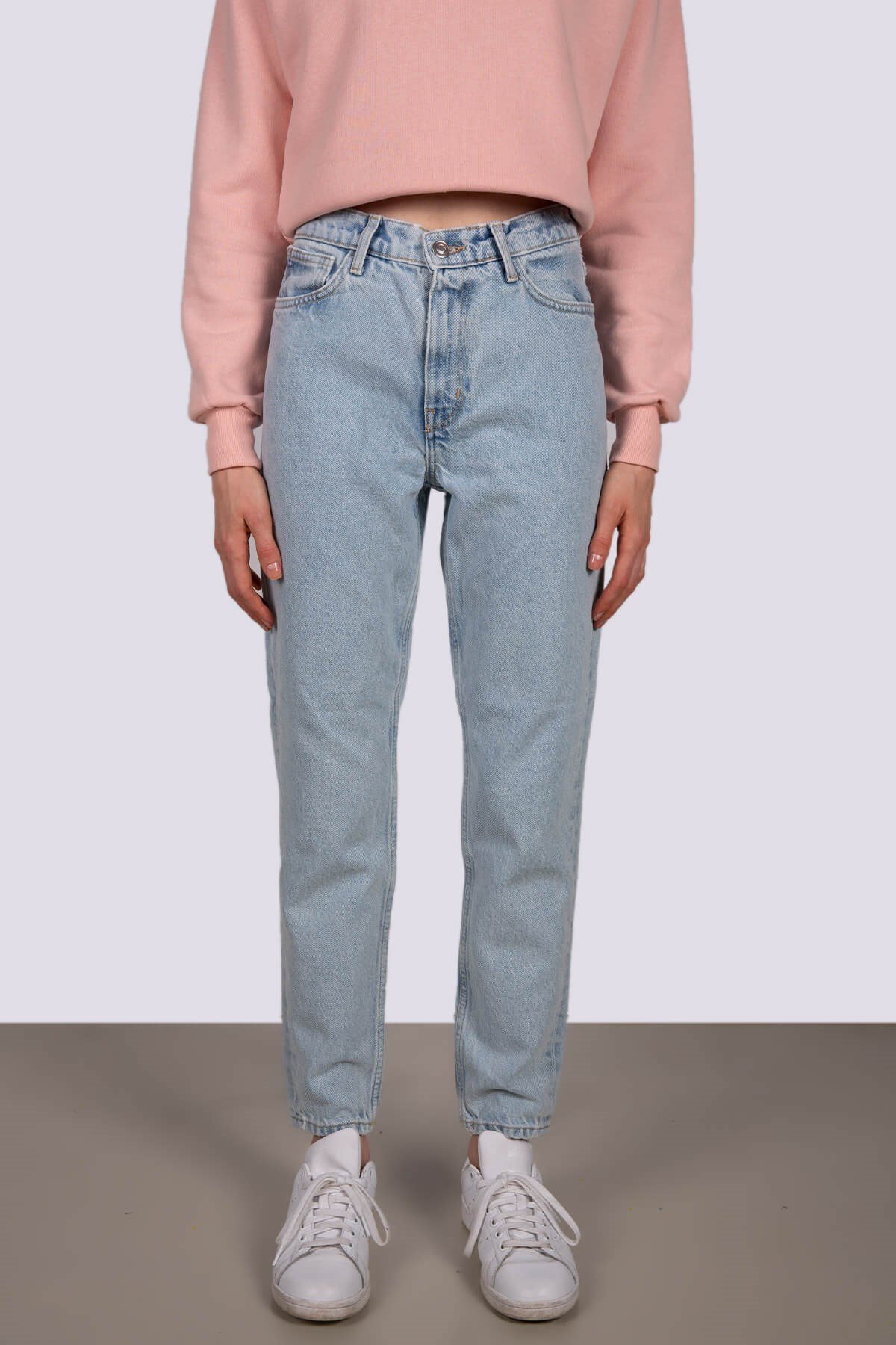 Yüksek bel mom jeans açık mavi kot ve diğer Pantolon modellerimiz için online alışveriş mağazamızı ziyaret edin. 