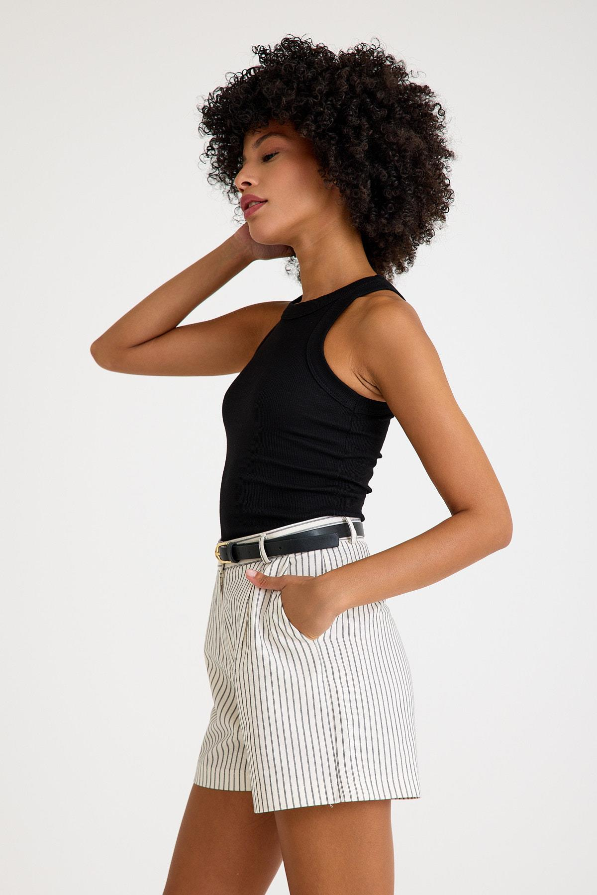 Yüksek Bel Siyah Beyaz Çizgili Kemerli Klasik Şort ve diğer Şort modellerimiz için online alışveriş mağazamızı ziyaret edin. 
