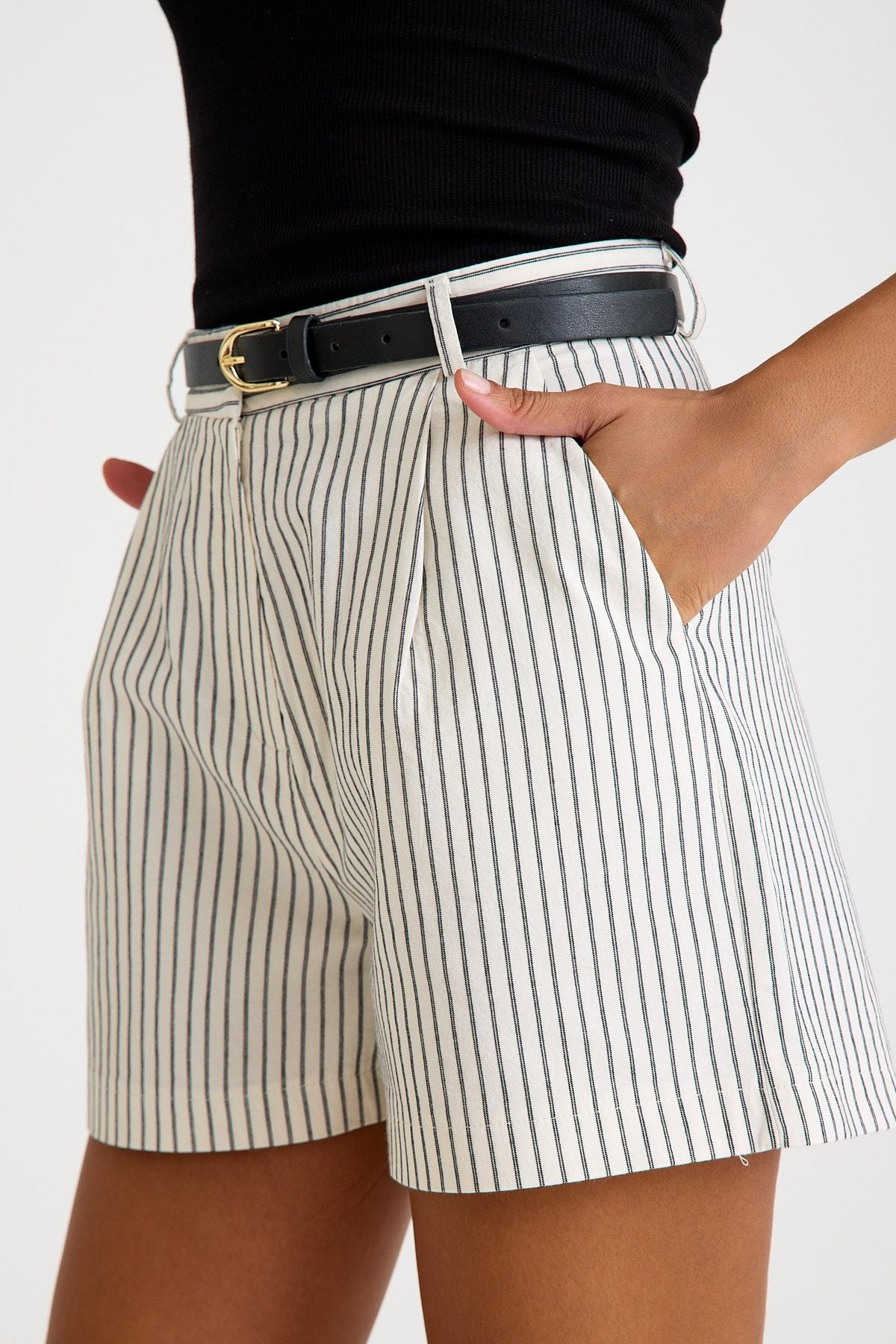 Yüksek Bel Siyah Beyaz Çizgili Kemerli Klasik Şort ve diğer Şort modellerimiz için online alışveriş mağazamızı ziyaret edin. 