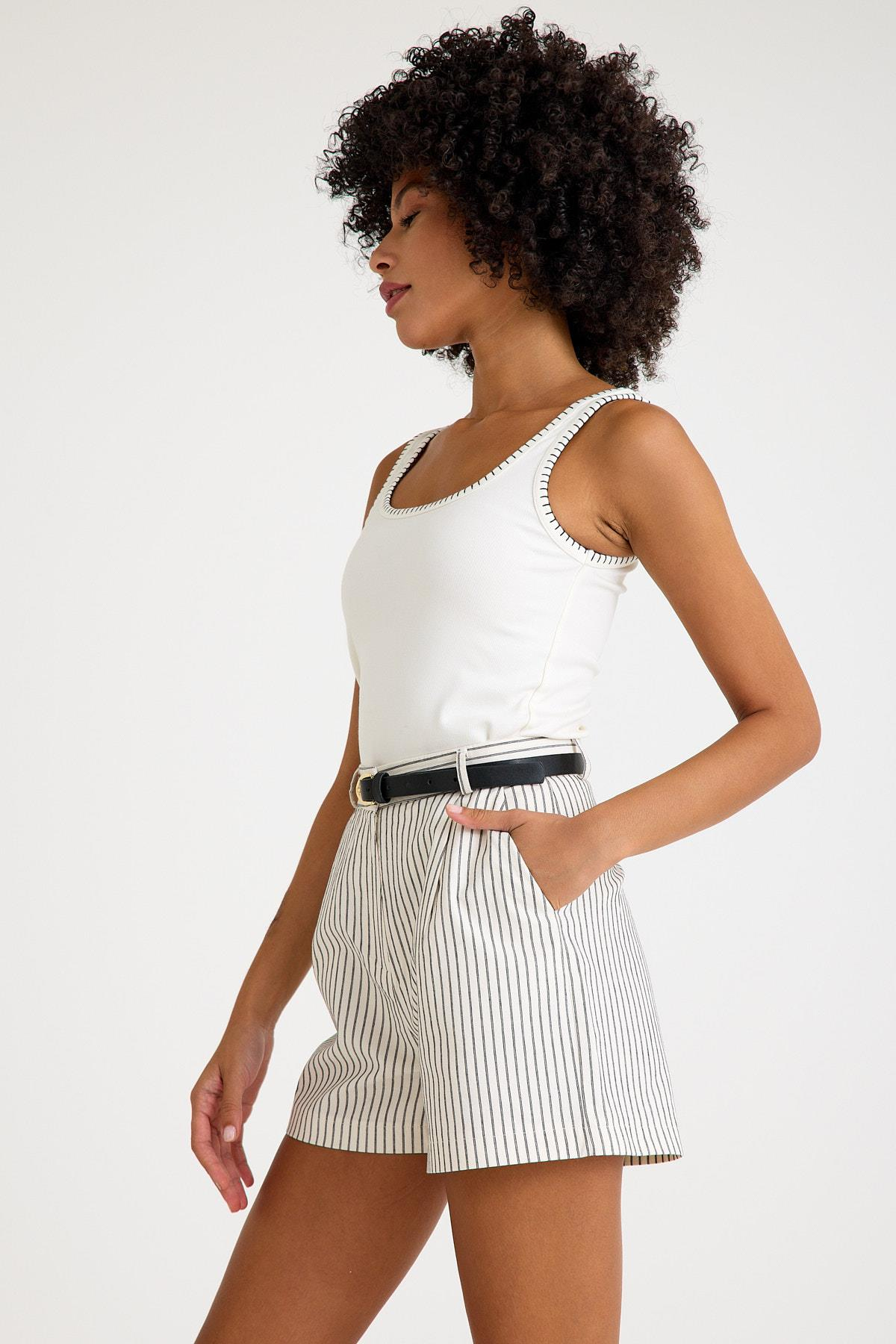 Yüksek Bel Siyah Beyaz Çizgili Kemerli Klasik Şort ve diğer Şort modellerimiz için online alışveriş mağazamızı ziyaret edin. 