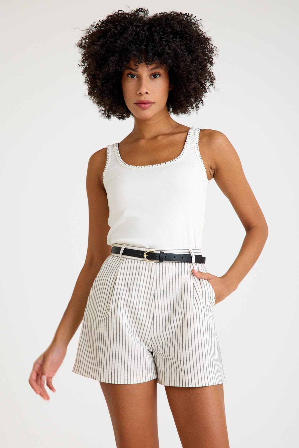 Yüksek Bel Siyah Beyaz Çizgili Kemerli Klasik Şort ve diğer Şort modellerimiz için online alışveriş mağazamızı ziyaret edin. 
