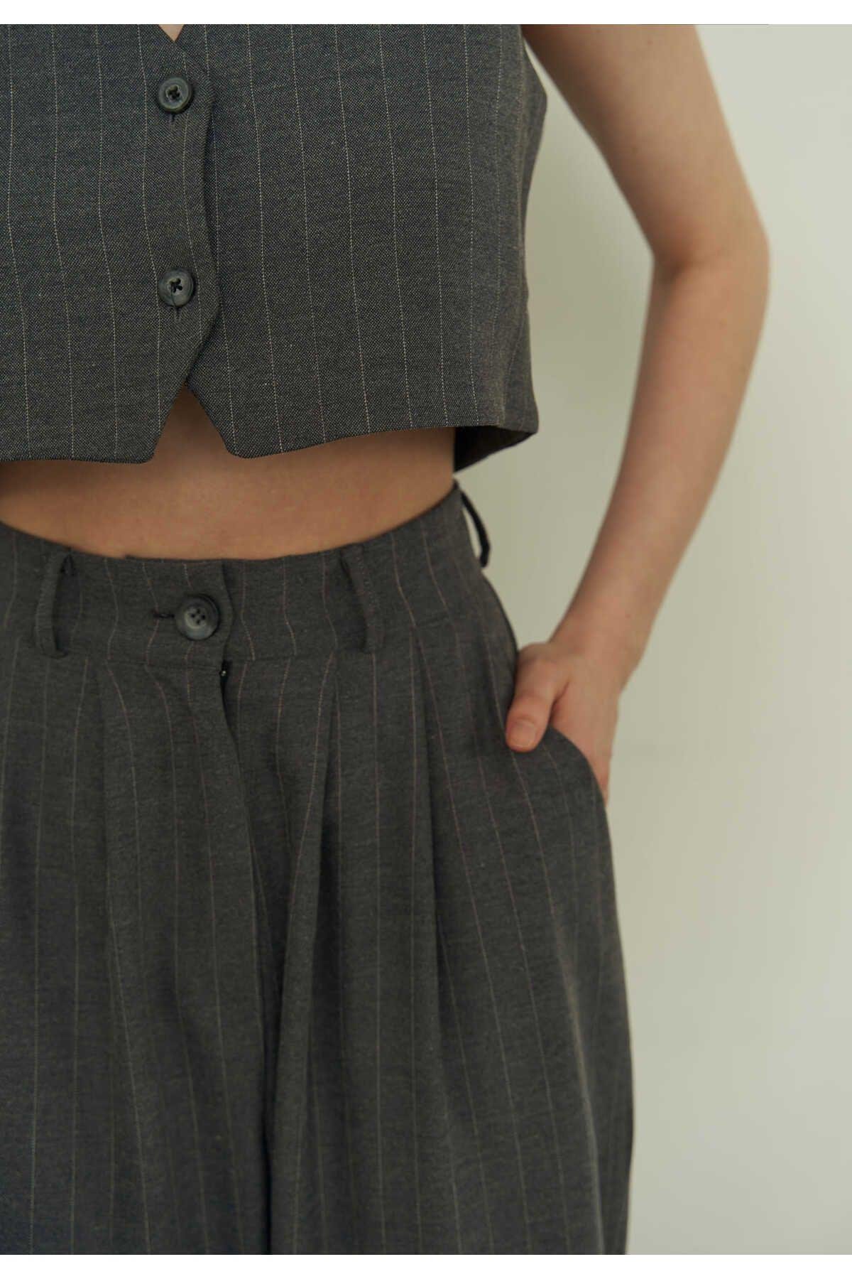 Mai Polly White Striped Anthracite Three Piece Suit