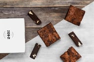 240 ° Brownie / Beyaz Çikolatalı 2 dilim görseli.