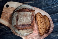 240 ° Domatesli Biberiyeli Ekmek görseli.