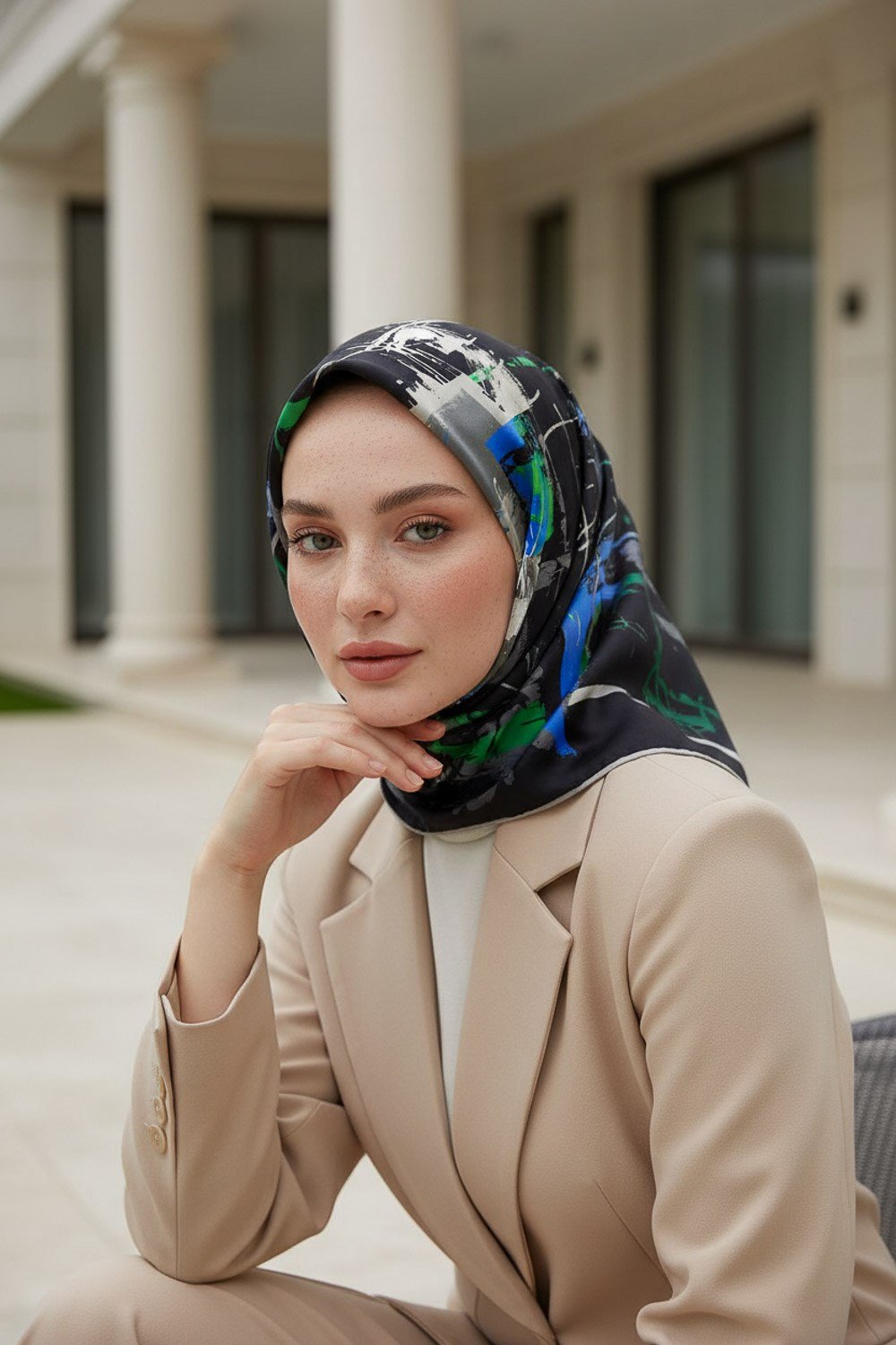 % 57 İPEK % 43 VİSKON Twill İpek Geometrik Desenli Saks - Zümrüt Yeşili Renkli 90x90 Eşarp Dikim Şekli : El Dikişi