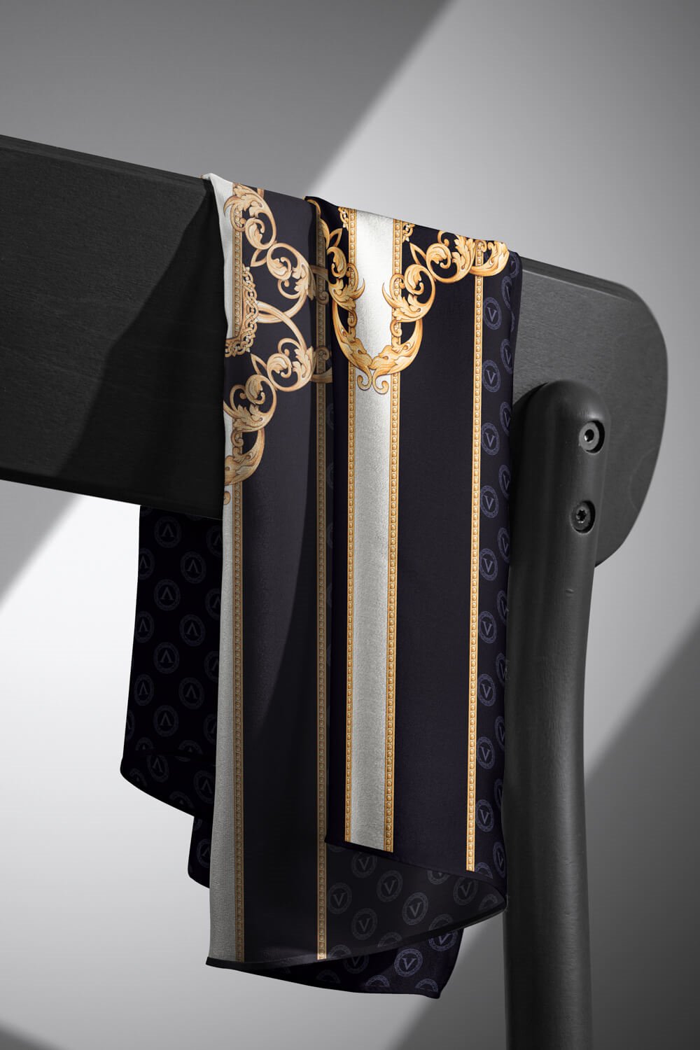 %100 Twill İpek Monogramlı Ve Barok Desenli Siyah - Gold Renkli 90x90 Eşarp Dikim Şekli : El Dikişi