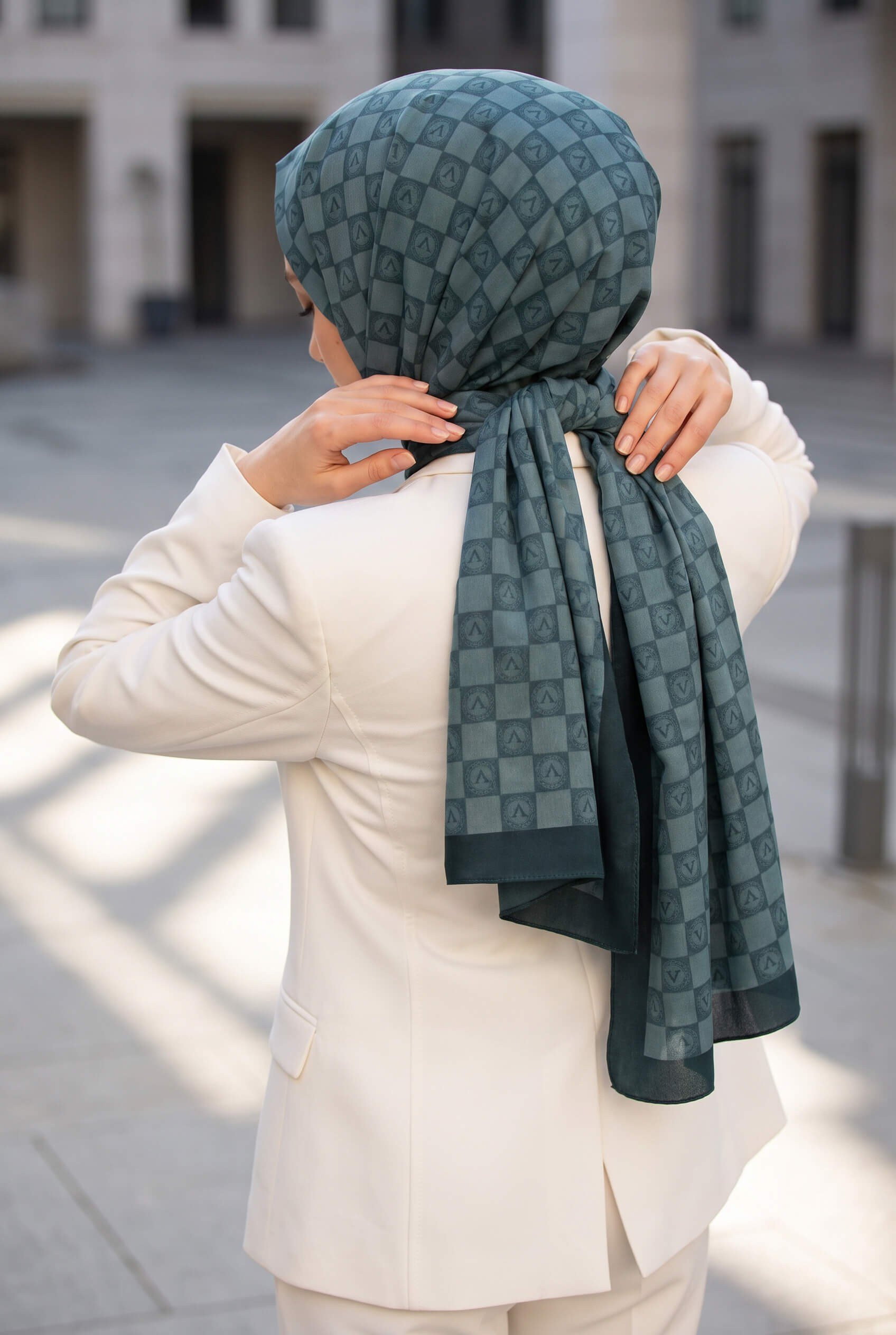 KREP MONOGRAM DESENLİ ZÜMRÜT YEŞİLİ RENKLİ 75X195 KIRIŞMAZ ŞAL