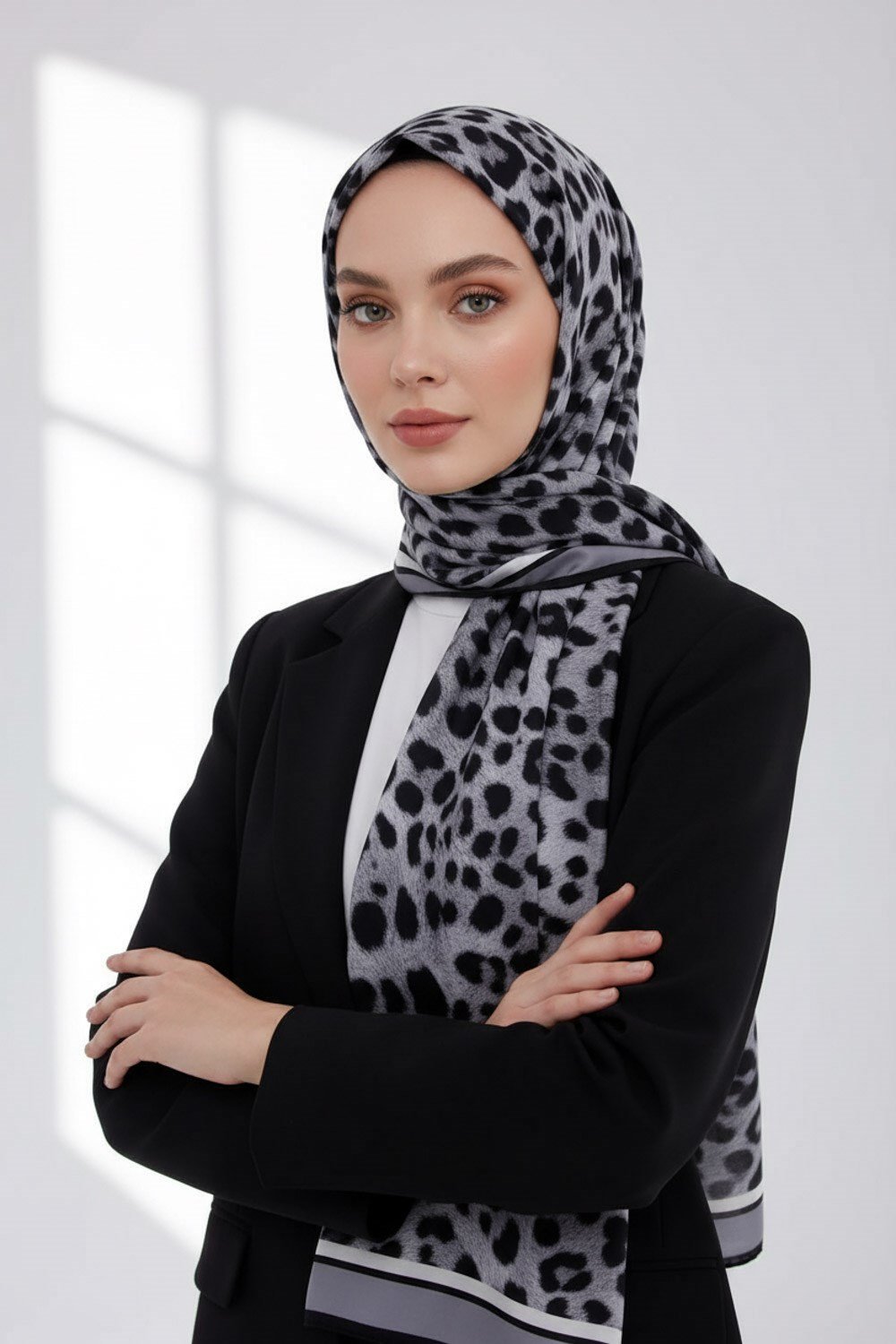 KREP LEOPAR DESENLİ GÜMÜŞ RENKLİ 75X195 KIRIŞMAZ ŞAL