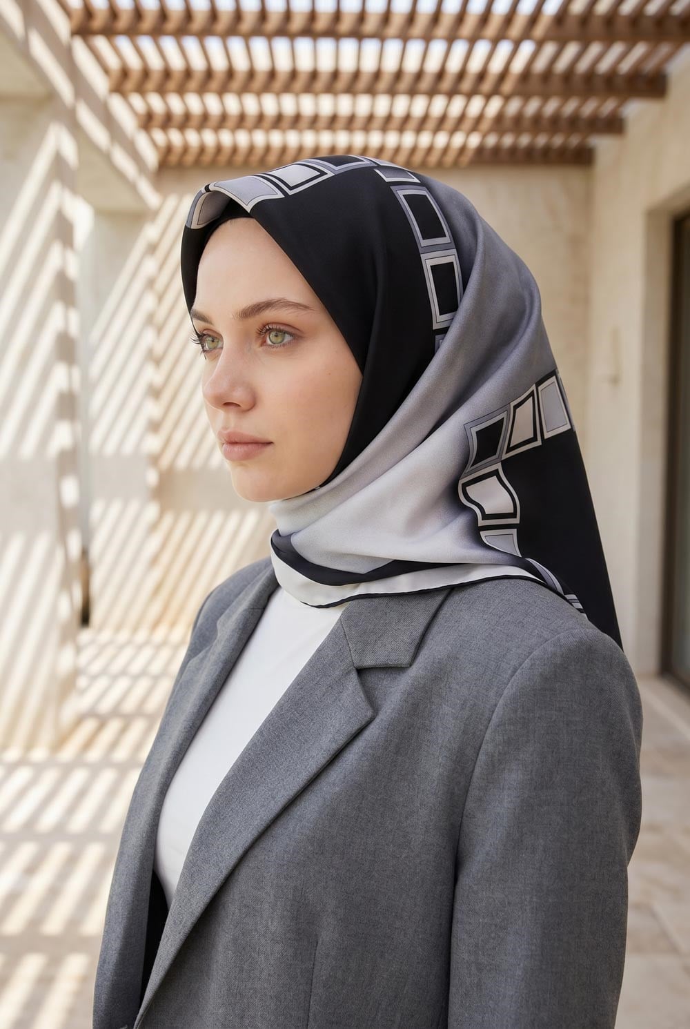%100 Twill İpek Geometrik Desenli Siyah - Gri Renkli 90x90 Eşarp Dikim Şekli : El Dikişi