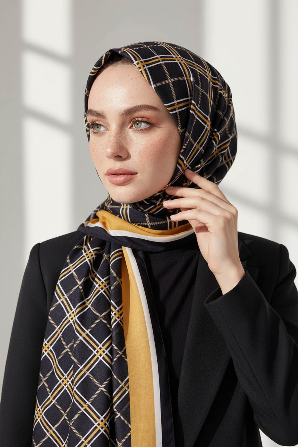 KREP EKOSE DESENLİ SİYAH - GOLD RENKLİ 75X195 KIRIŞMAZ ŞAL
