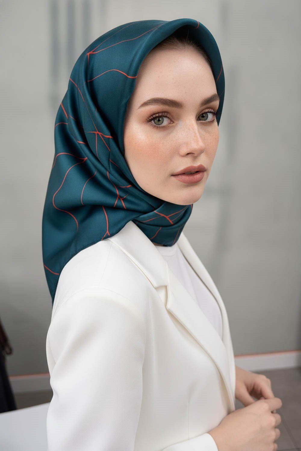 %100 Twill İpek Çizgi Desenli Petrol Yeşili - Turuncu Renkli 90x90 Eşarp Dikim Şekli : El Dikişi