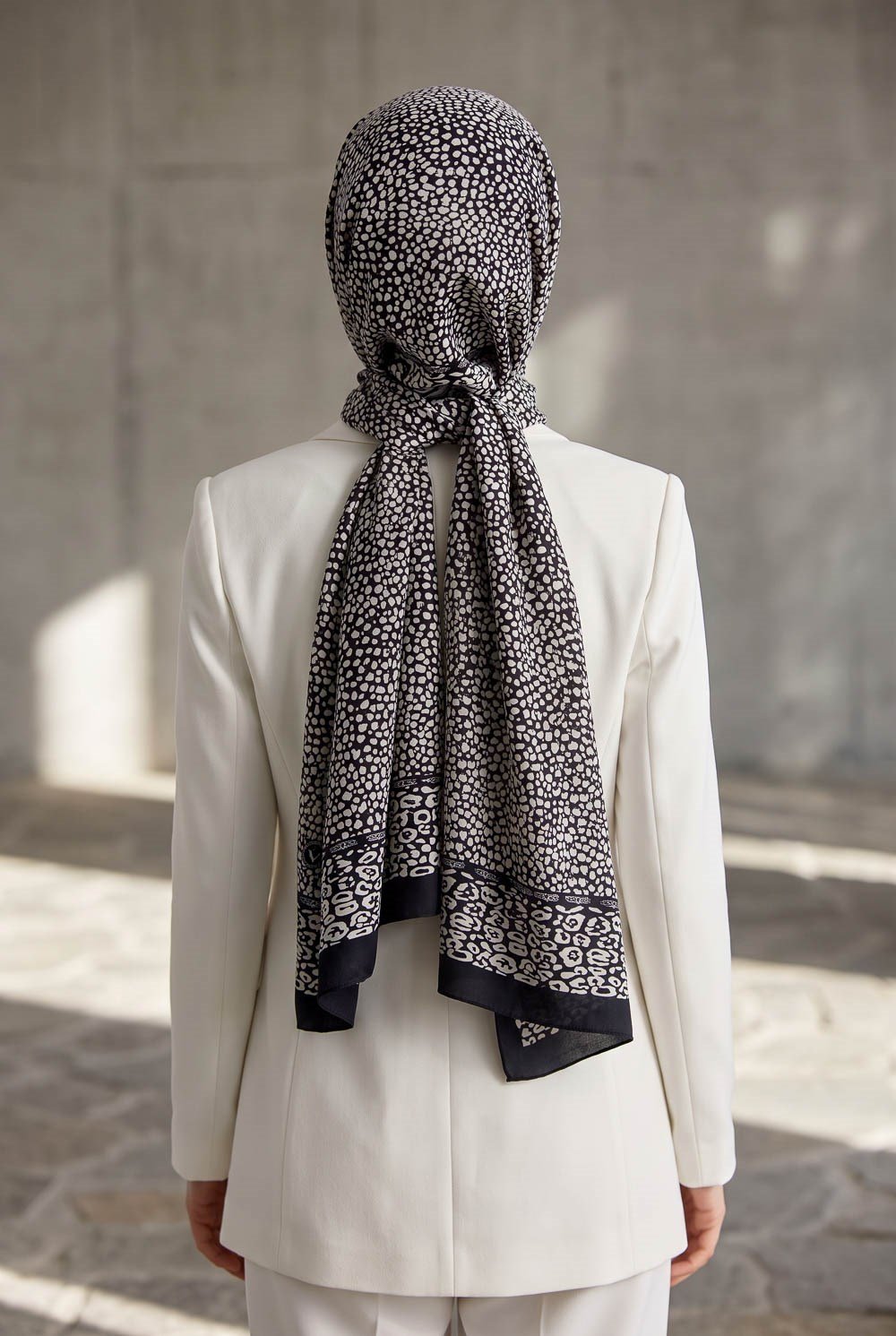 KREP LEOPAR DESENLİ FÜME RENKLİ 75X195 KIRIŞMAZ ŞAL