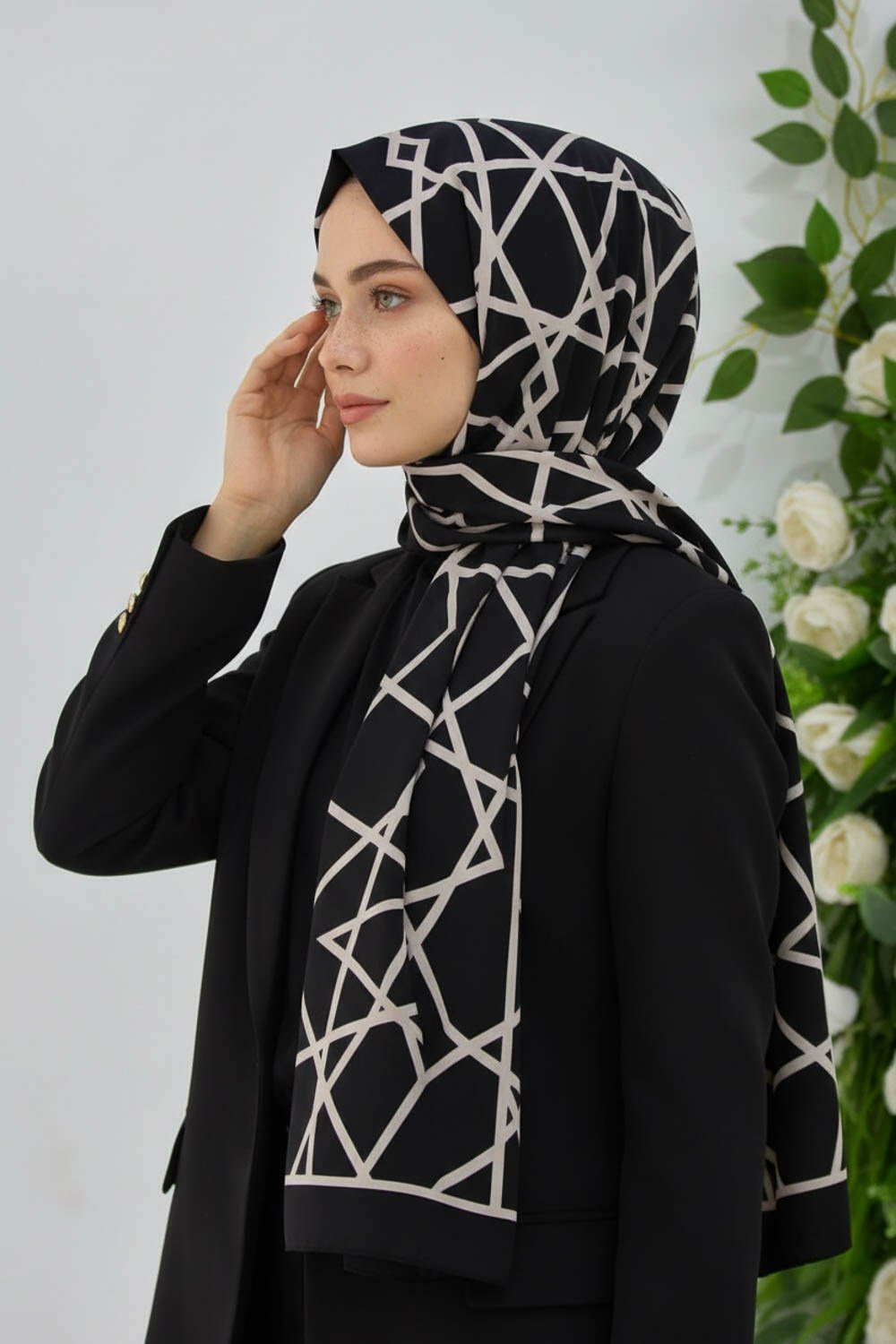 KREP ÇİZGİLİ DESENLİ SİYAH - KREM RENKLİ 75X195 KIRIŞMAZ ŞAL