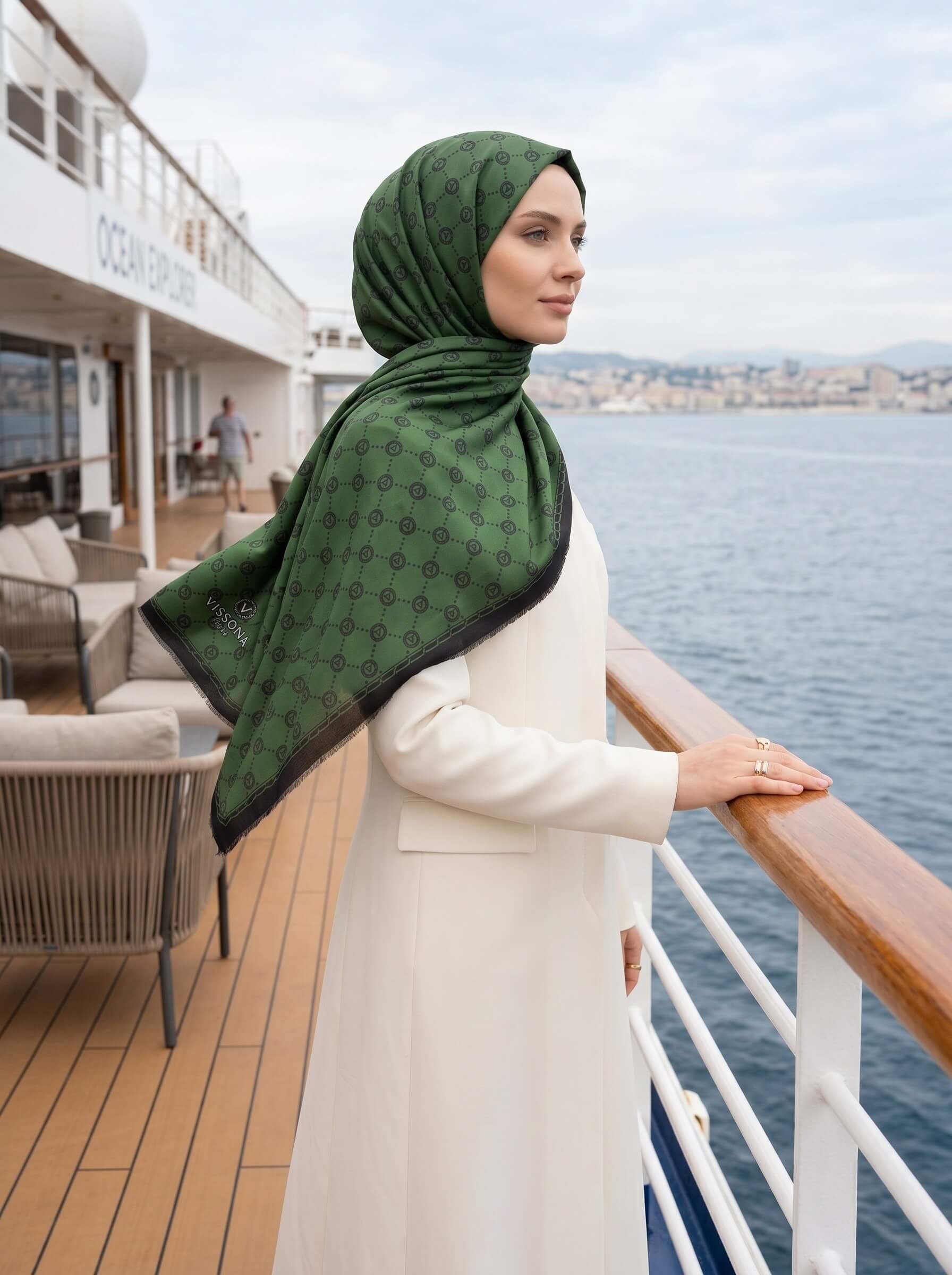 %100 Saf İpek Şal İnce Saten Vual Dokuma V Logo Desenli Zümrüt Yeşili Renkli 90x210 Şal