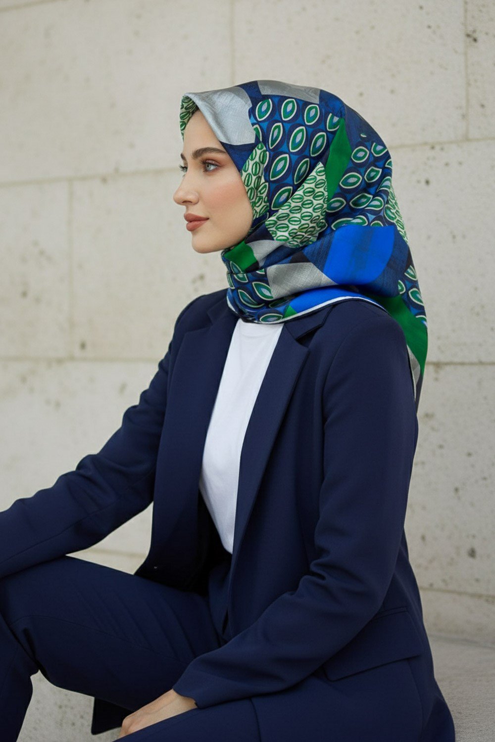 %100 Twill İpek Geometrik Desenli Lacivert - Zümrüt Yeşili Renkli 90x90 Eşarp Kenar Dikiş Şekli El Dikişli