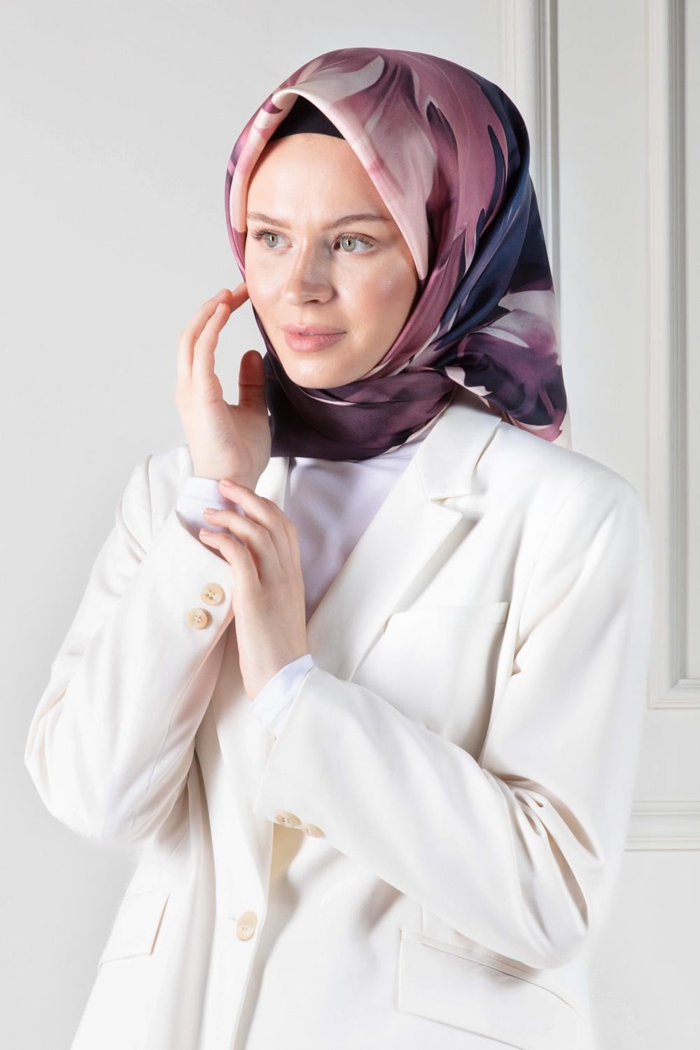 %100 Twill İpek Yaprak Desenli Pudra - Lacivert Renkli 90x90 Eşarp Dikim Şekli : El Dikişi