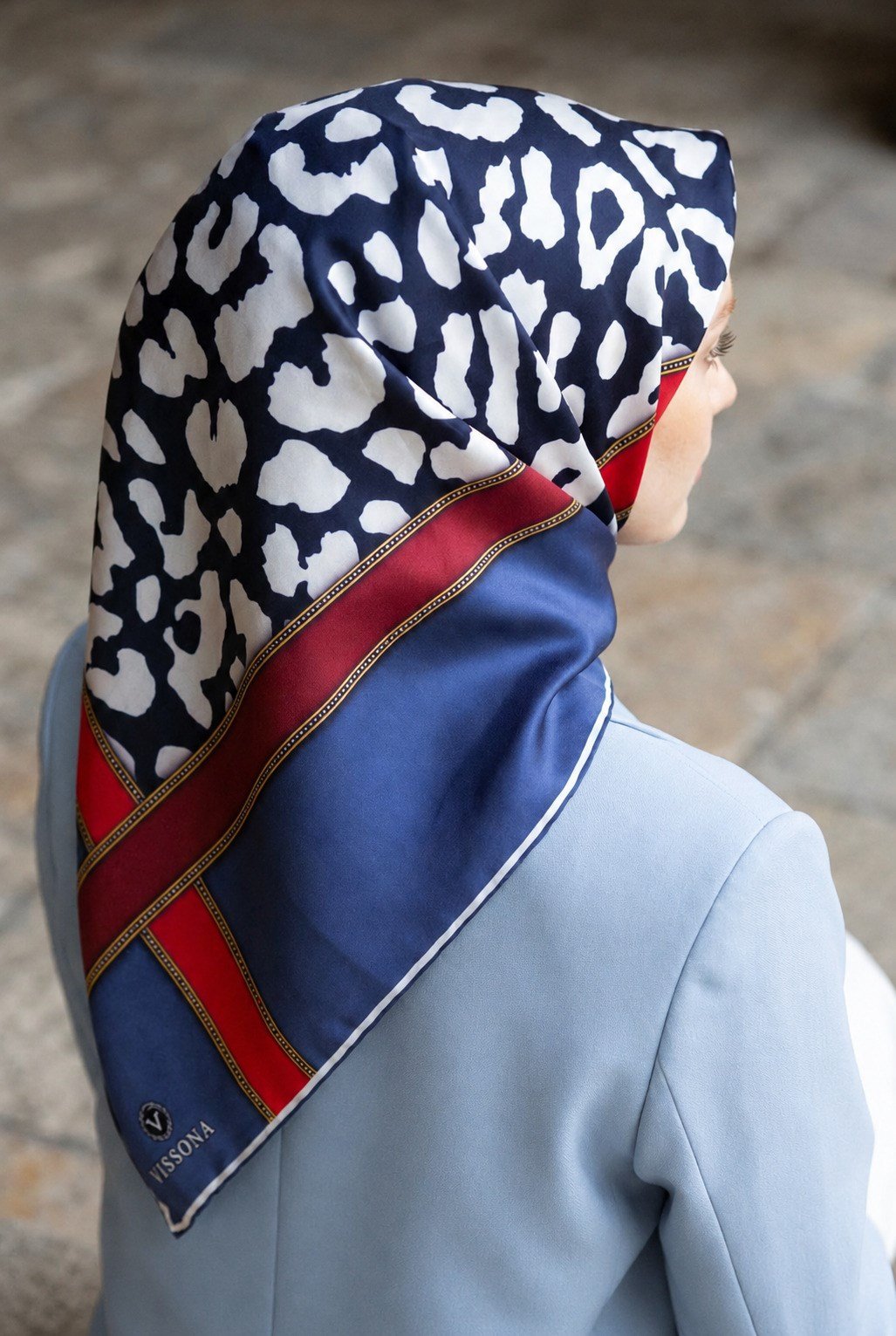 %100 Twill İpek Leopar Desenli İndigo - Kırmızı Renkli 90x90 Eşarp Dikim Şekli : El Dikişi