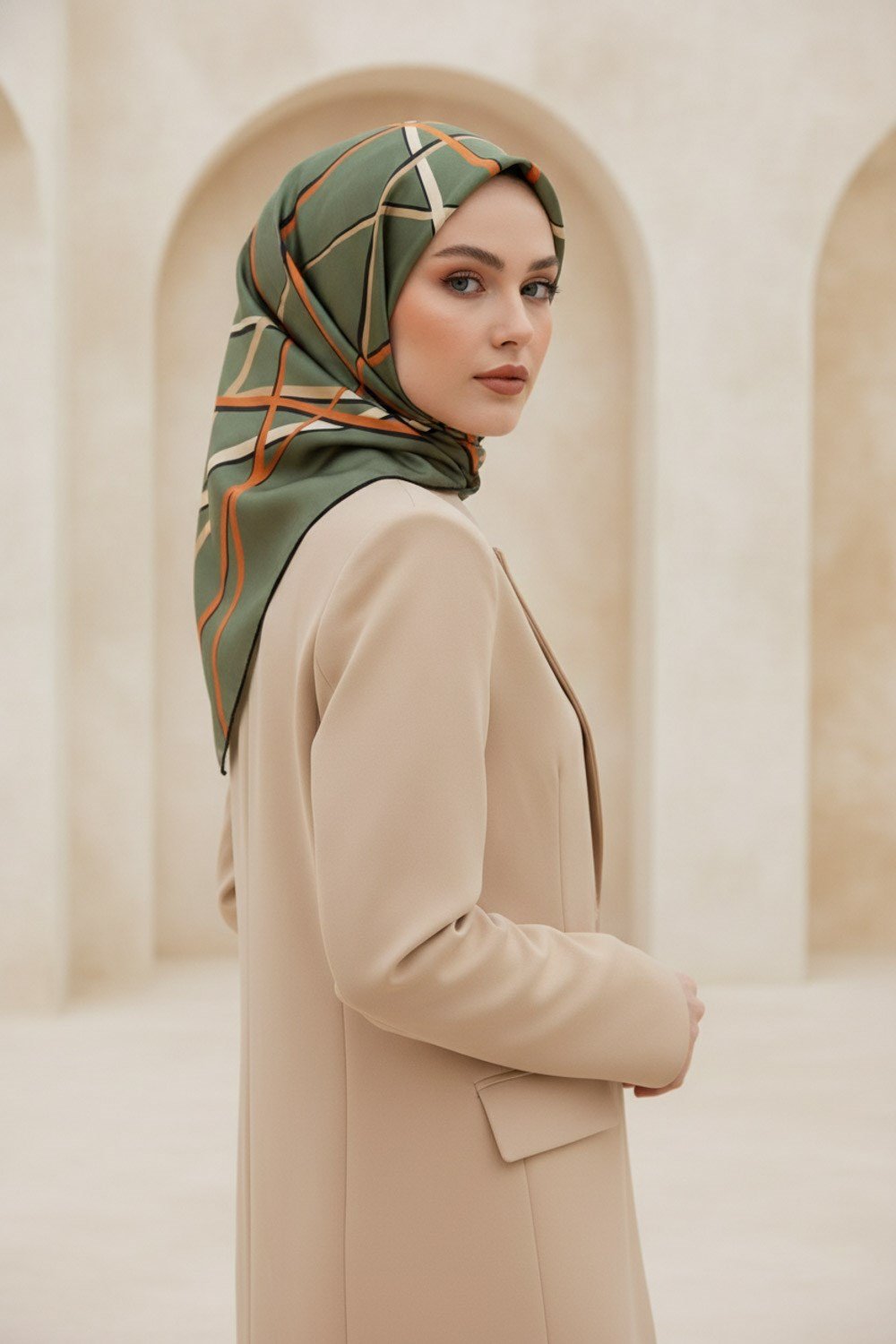 %57 İPEK %43 VİSKON Twill İpek Çizgili Desenli Çağla Yeşili - Taba Renkli 90x90 Eşarp Dikim Şekli : El Dikişi