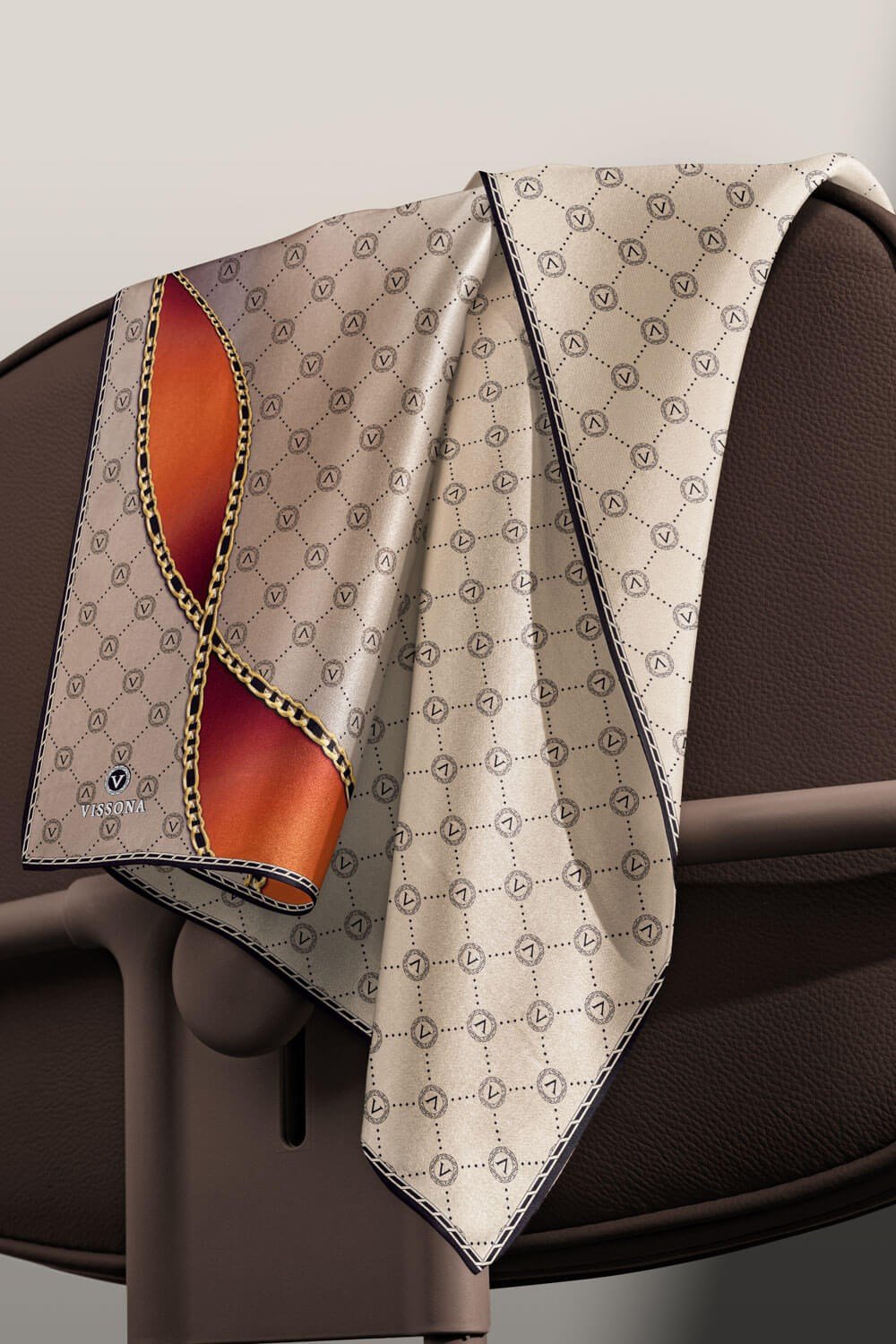 %100 Twill İpek Zincirli Ve Monogram Desenli Bej - Taba Renkli 90x90 Eşarp Dikim Şekli : El Dikişi