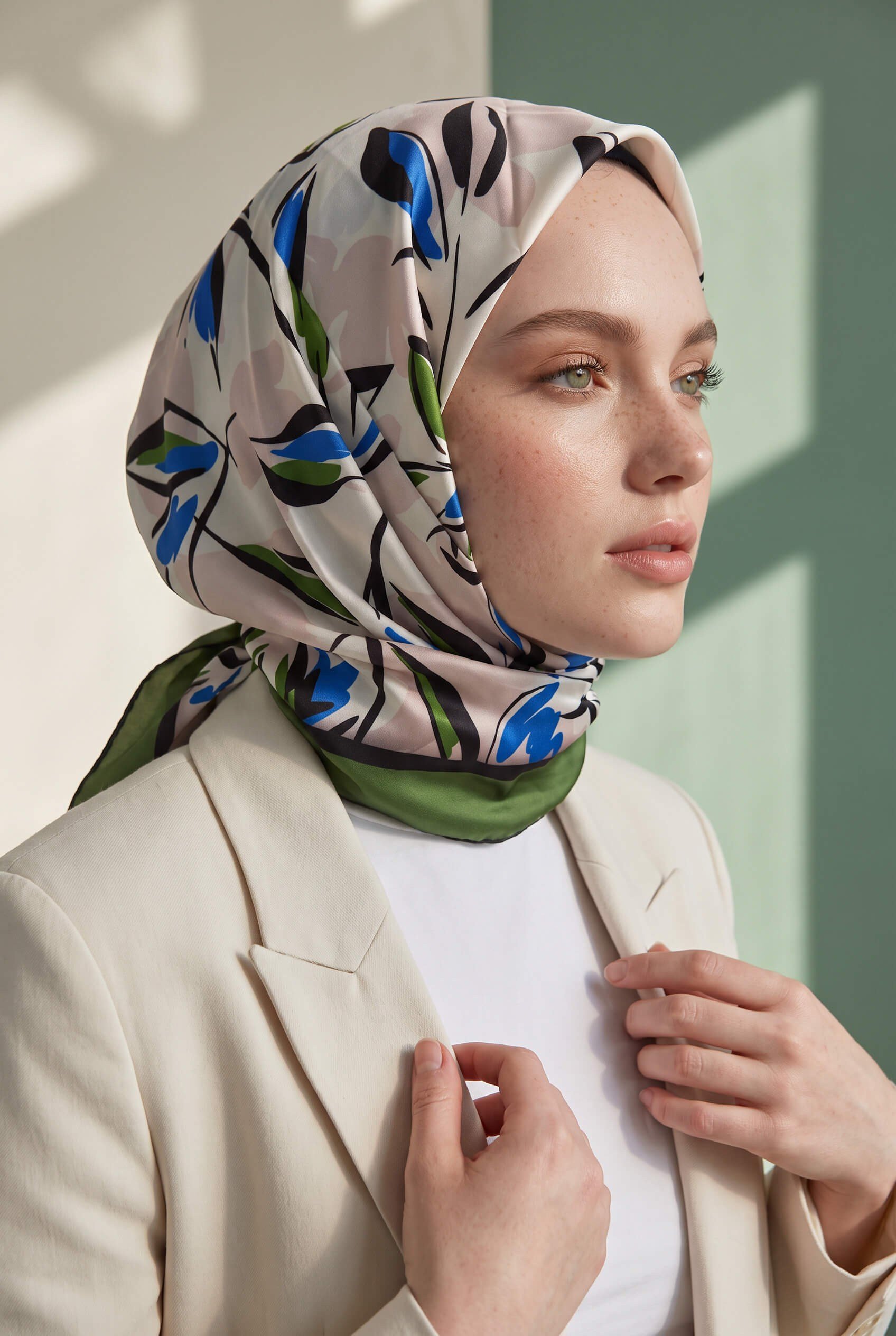 Rayon Bordürlü Çiçek Desenli Zümrüt Yeşili Renkli 90x90 Dikim Şekli : El Dikişi Eşarp (İpek İçermez)