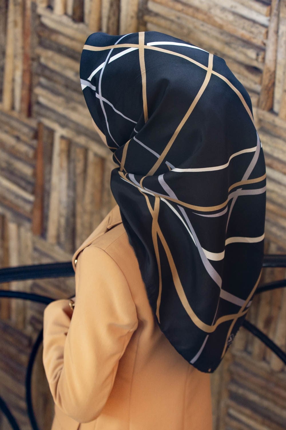 %57 İPEK %43 VİSKON Twill İpek Çizgili Desenli Siyah - Gold Renkli 90x90 Eşarp Dikim Şekli : El Dikişi