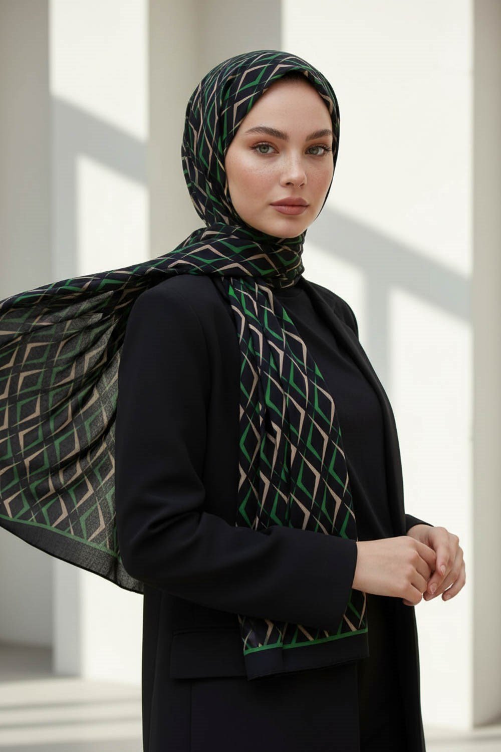KREP GEOMETRİK DESENLİ SİYAH - ZÜMRÜT YEŞİLİ RENKLİ 75X195 KIRIŞMAZ ŞAL