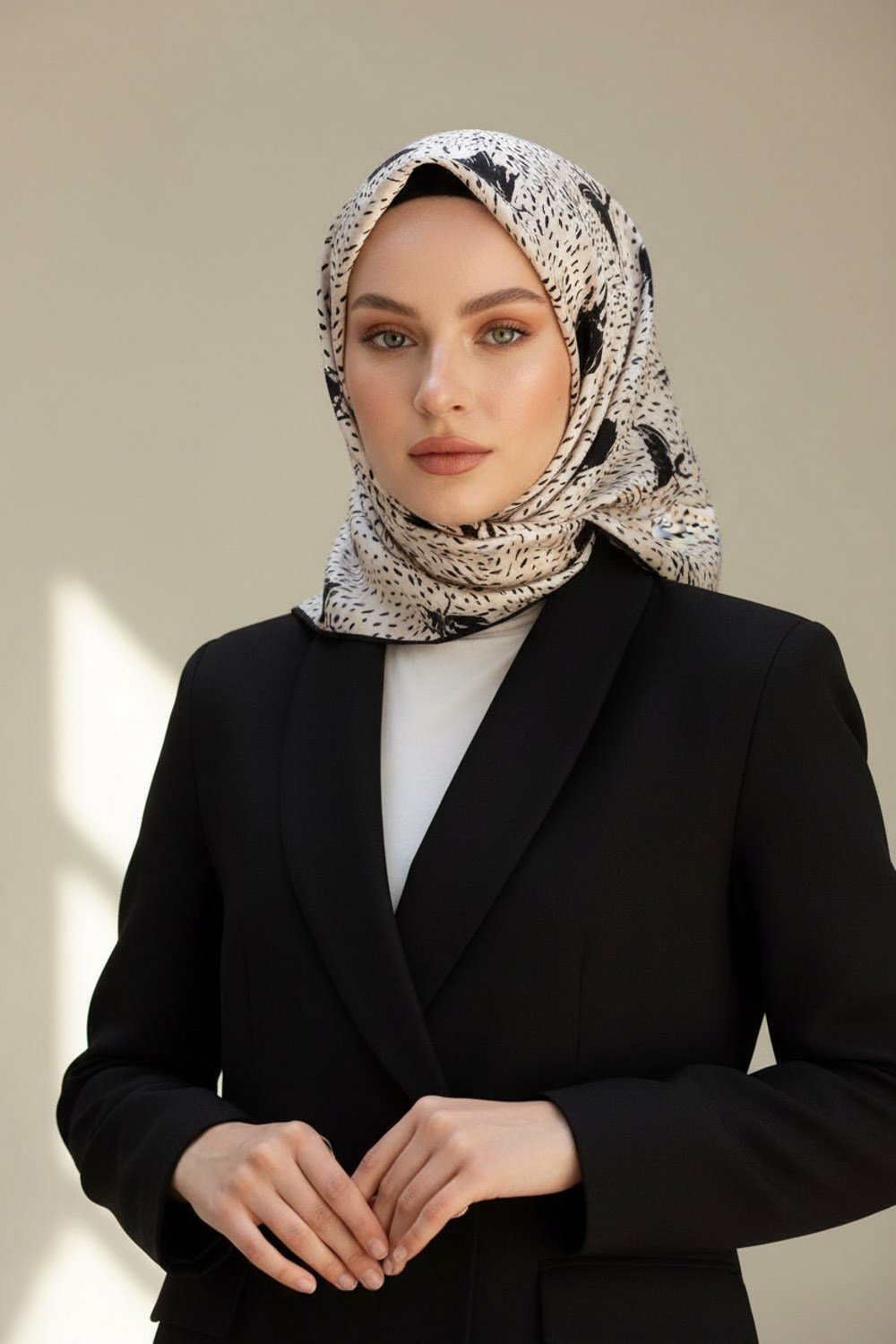 %100 Twill İpek Çıtır Çiçek Desenli Krem - Siyah Renkli 90x90 Eşarp Dikim Şekli : El Dikişi