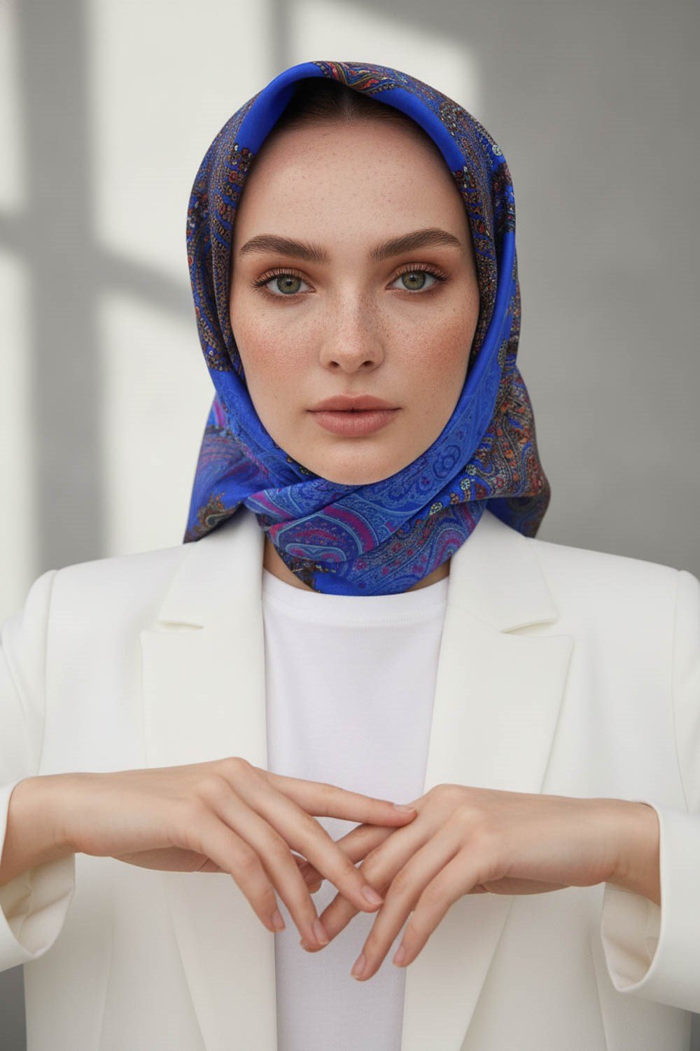%100 Twill İpek Şal Desenli Saks Renkli 90x90 Eşarp Dikim Şekli : El Dikişi
