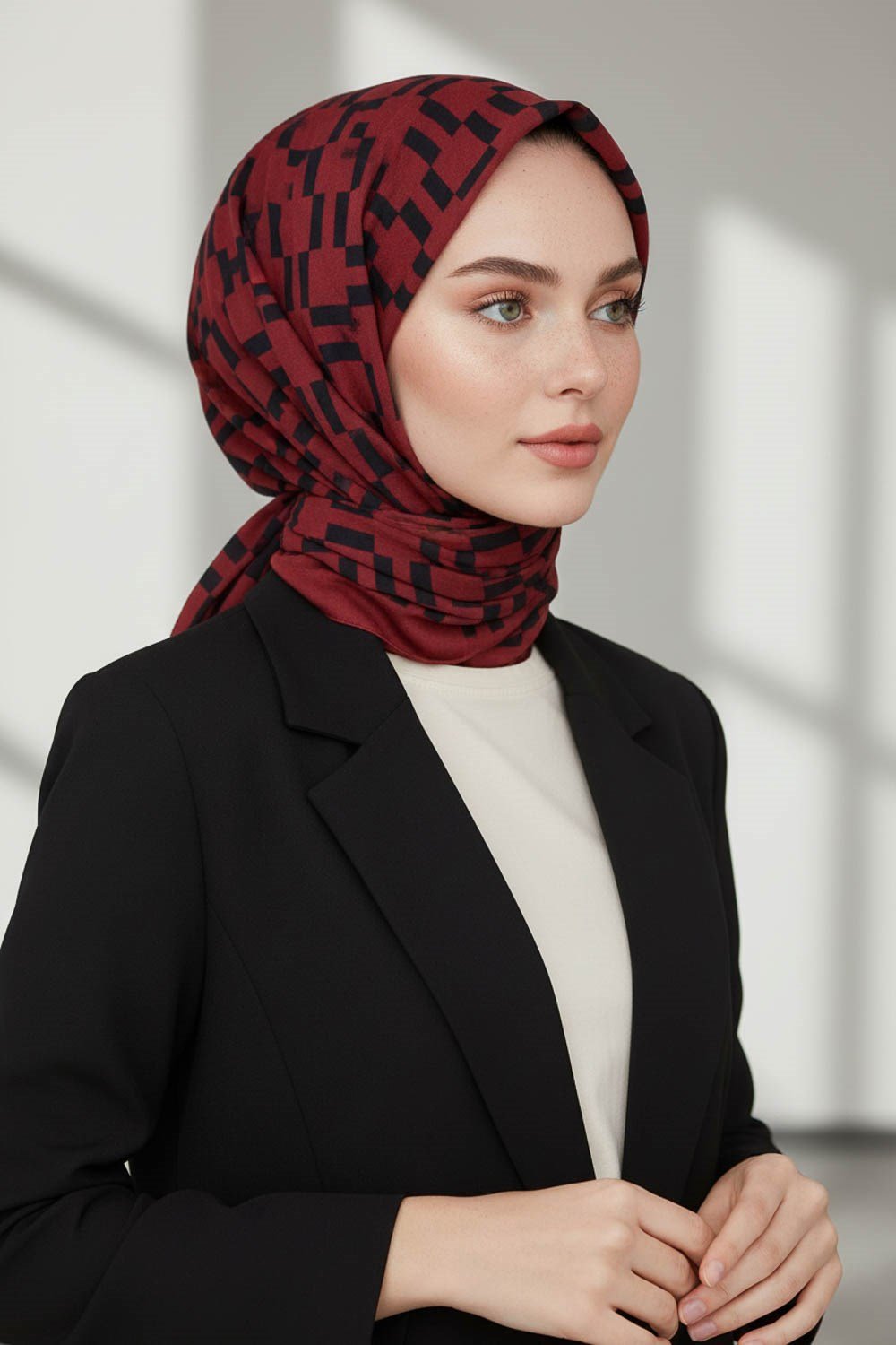 KREP MONOGRAM DESENLİ BORDO RENKLİ 75X195 KIRIŞMAZ ŞAL