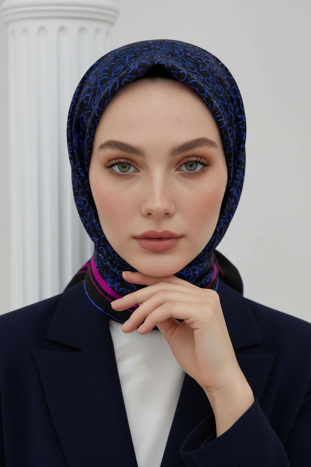 %100 Twill İpek Harf Desenli Siyah - Saks Renkli 90x90 Eşarp Dikim Şekli : El Dikişi