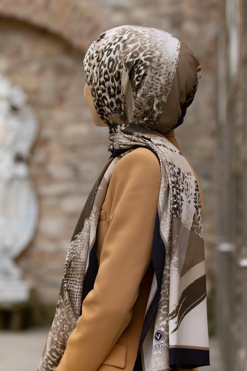 KREP LEOPAR DESENLİ BEJ - SİYAH RENKLİ 75X195 KIRIŞMAZ ŞAL