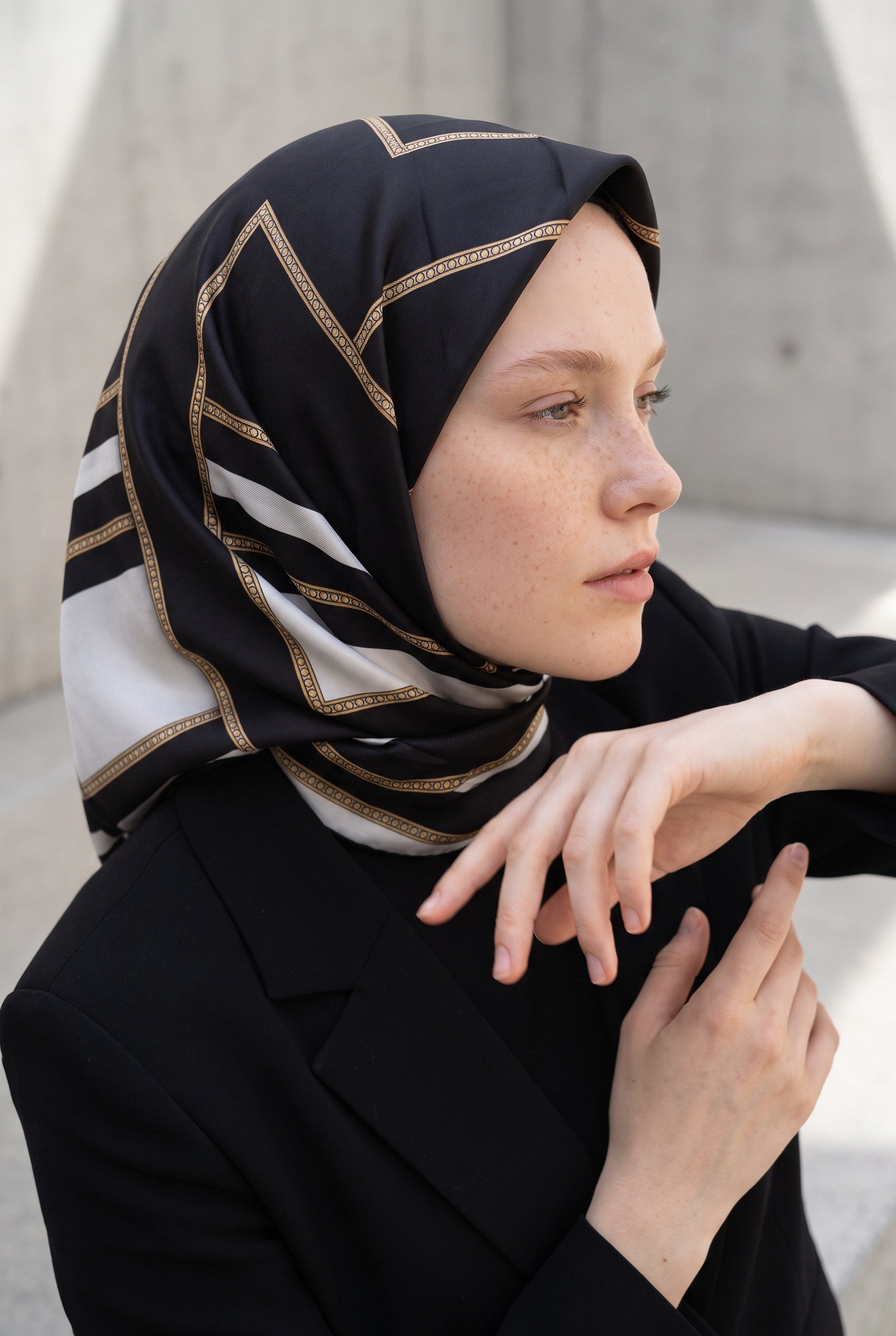 %100 Twill İpek Geometrik Desenli Siyah - Krem Renkli 90x90 Eşarp Dikim Şekli : El Dikişi