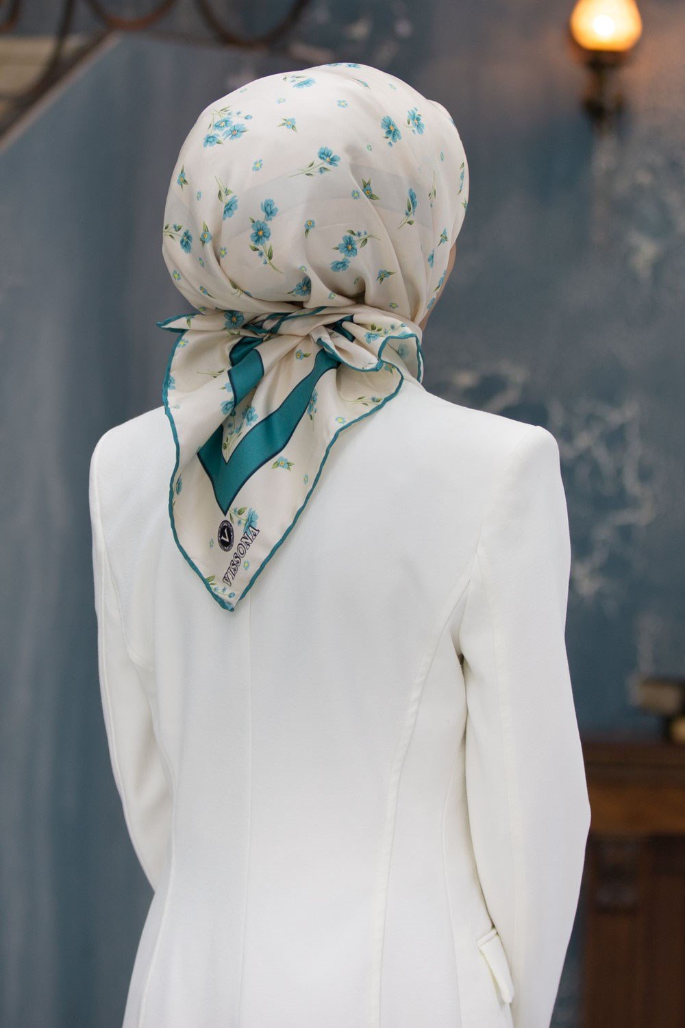 100% Twill İpek Bordürlü Çıtır Çiçek Desenli Petrol Yeşili Renkli 90x90 Dikim Şekli : El Dikişi Eşarp