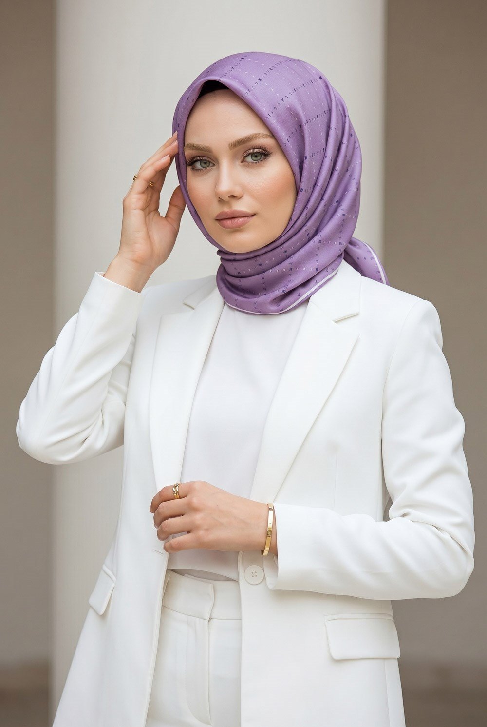 % 57 İPEK % 43 VİSKON Twill İpek Minik V Desenli Mor Renkli 90x90 Eşarp Dikim Şekli : El Dikişi