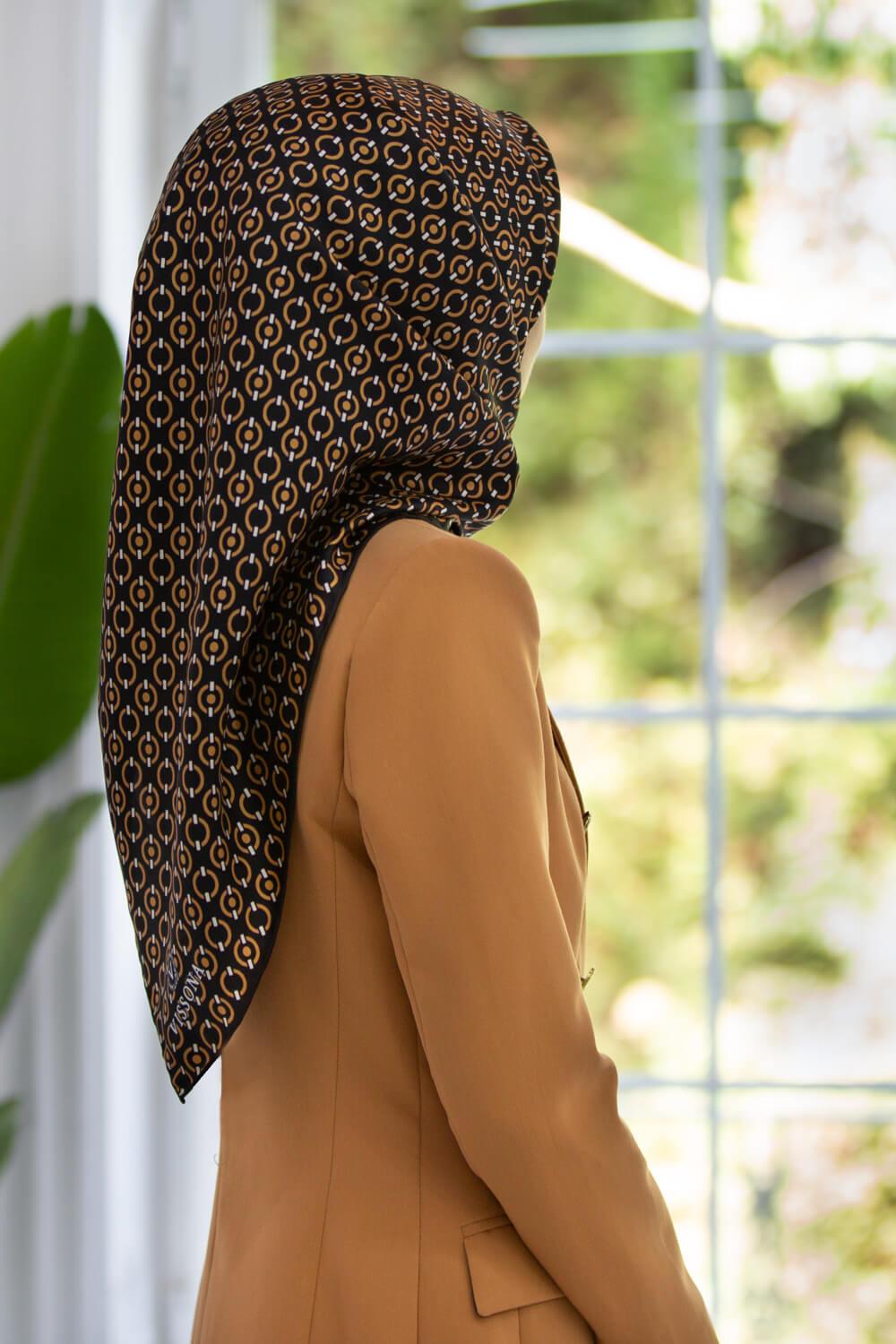 %100 Twill İpek Zincir Desenli Siyah - Gold Renkli 90x90 Eşarp Kenar Dikiş Şekli El Dikişli