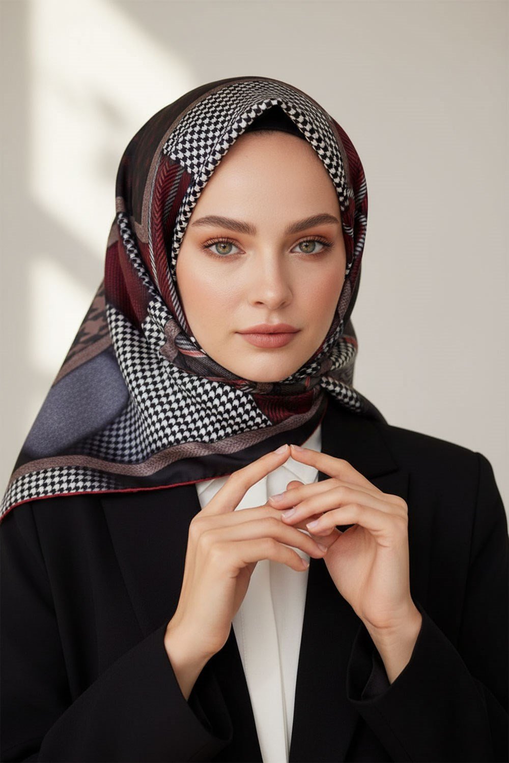 %100 Twill İpek Kazakayaklı Ve Ekose Desenli Siyah - Bordo Renkli 90x90 Eşarp Dikim Şekli : El Dikişi