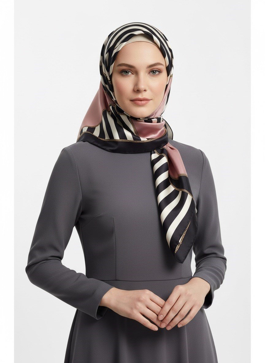 %100 Twill İpek Zincirli Çizgi Desenli Pudra - Siyah Renkli 90x90 Eşarp Dikim Şekli : El Dikişi