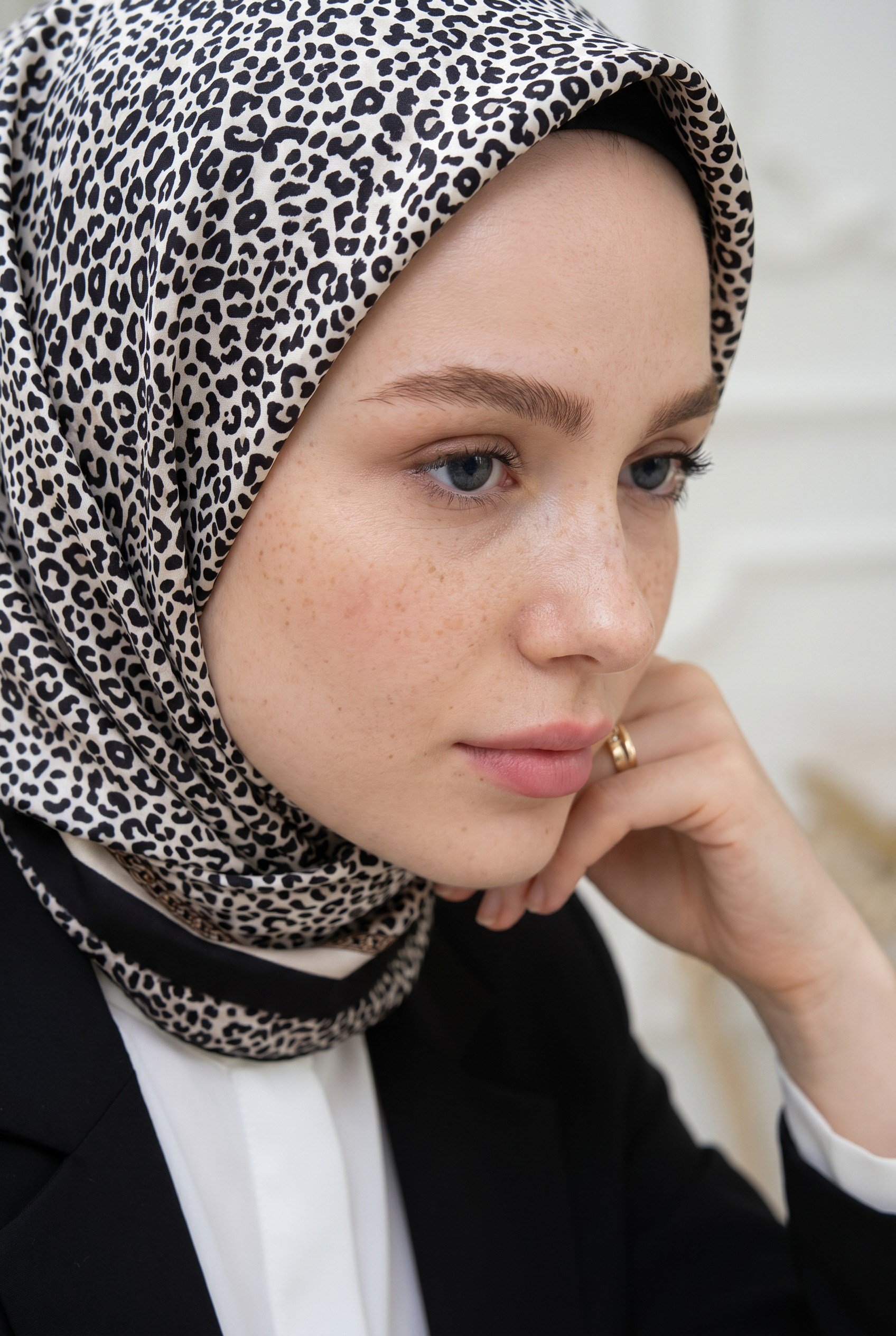 % 57 İPEK % 43 VİSKON Twill İpek Leopar Desenli Krem - Siyah Renkli 90x90 Eşarp Dikim Şekli : El Dikişi