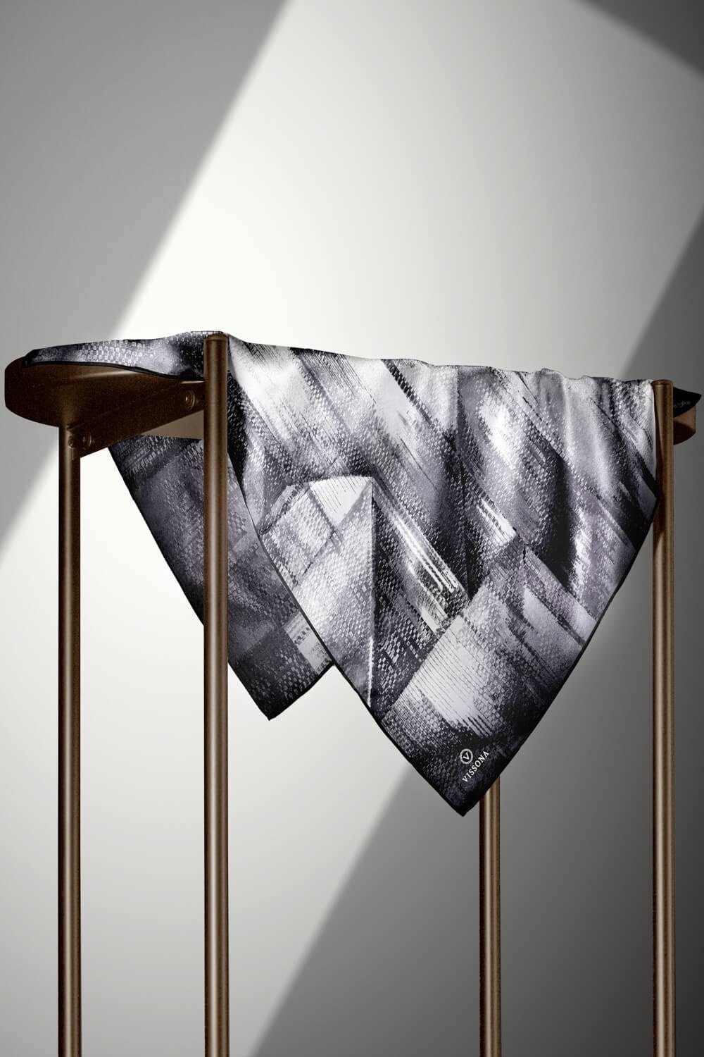 %100 Twill İpek Efektli ve Geometrik Desenli Siyah - Beyaz Renkli 90x90 Eşarp Dikim Şekli : El Dikişi