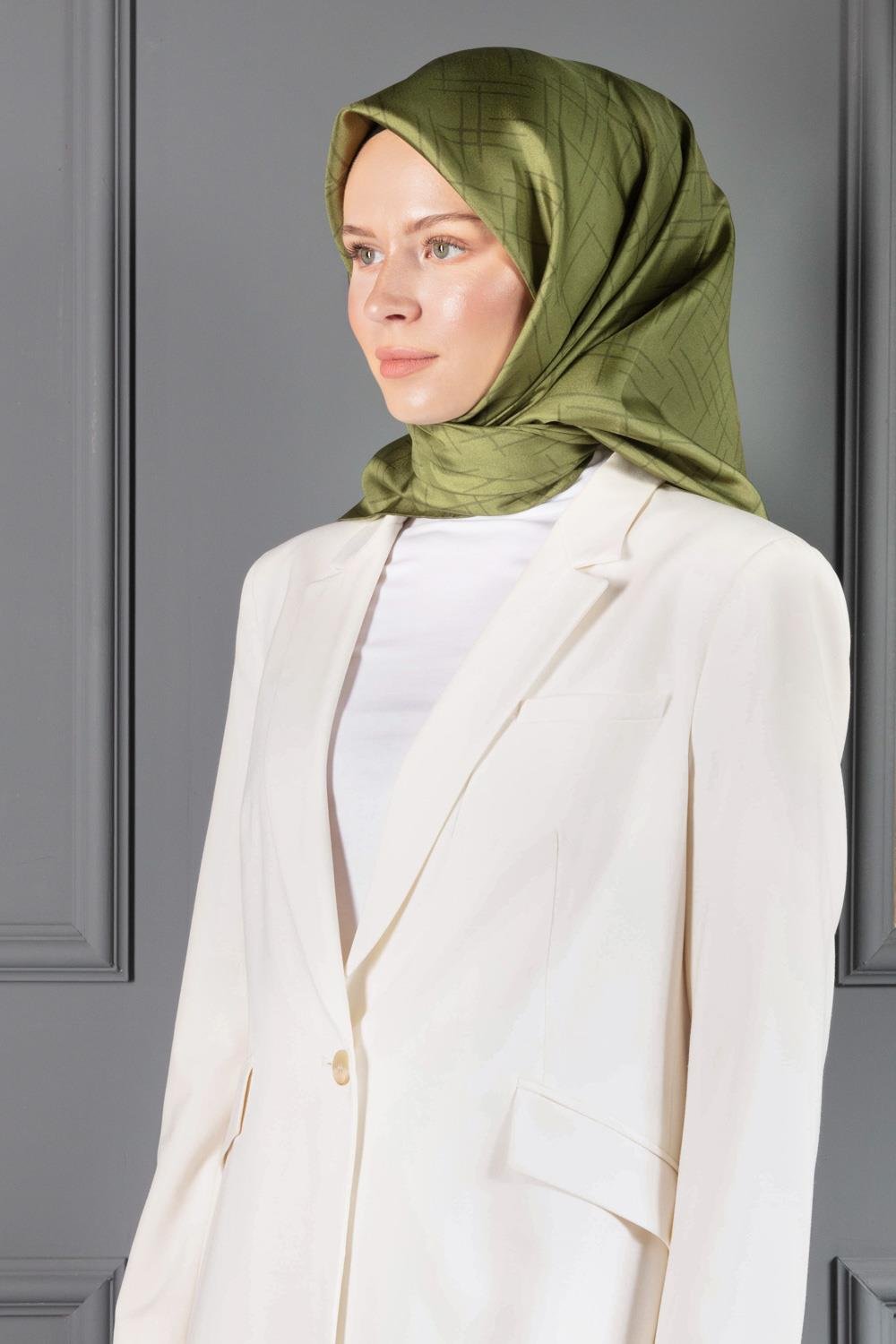 %100 Twill İpek Çizgi Desenli Fıstık Yeşili Renkli 90x90 Eşarp Dikim Şekli : El Dikişi