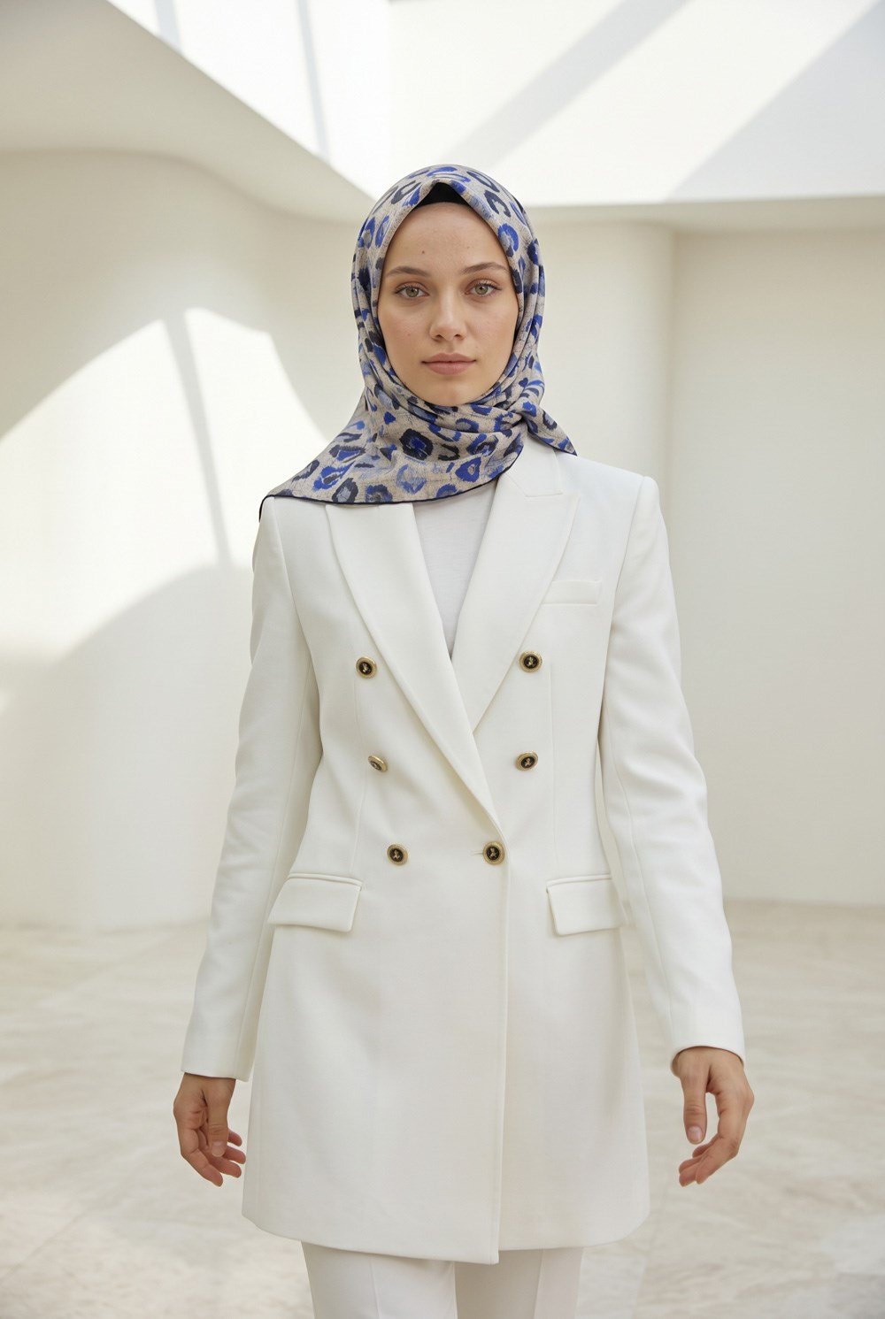 %100 Twill İpek Renkli Leopari Desenli Saks - Gri Renkli 90x90 Eşarp Kenar Dikiş Şekli El Dikişli