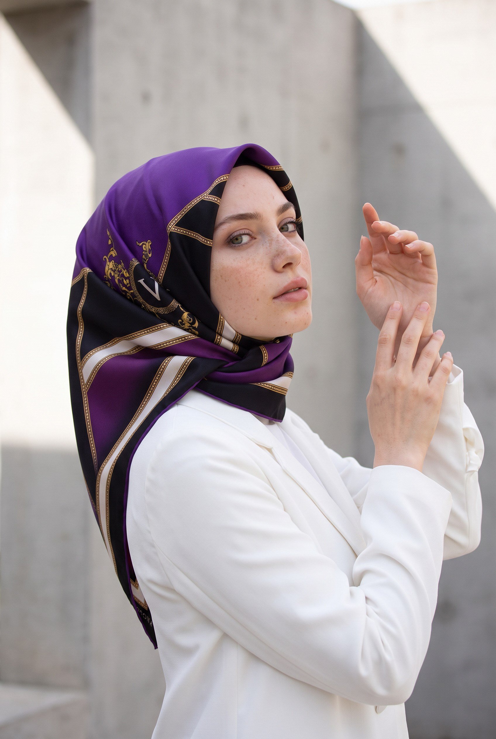 %100 Twill İpek Baroklu Ve Geometrik Desenli Mürdüm - Mor Renkli 90x90 Eşarp Dikim Şekli : El Dikişi