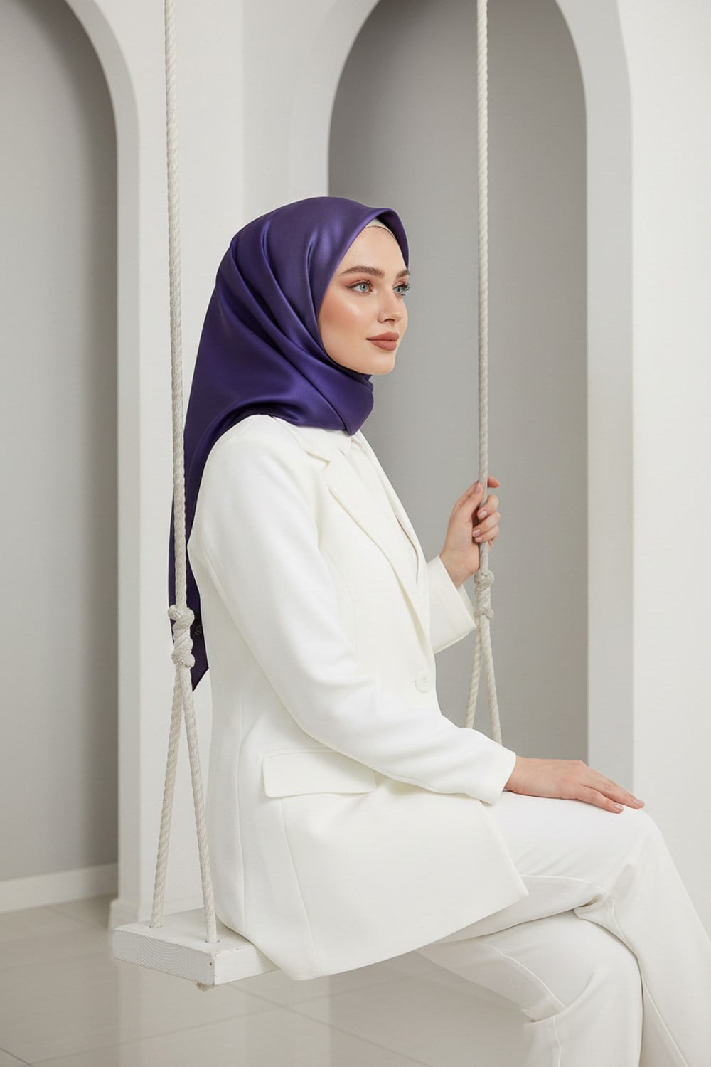 % 57 İPEK % 43 VİSKON Twill İpek Degrade Desenli Mor Renkli 90x90 Eşarp Dikim Şekli : El Dikişi
